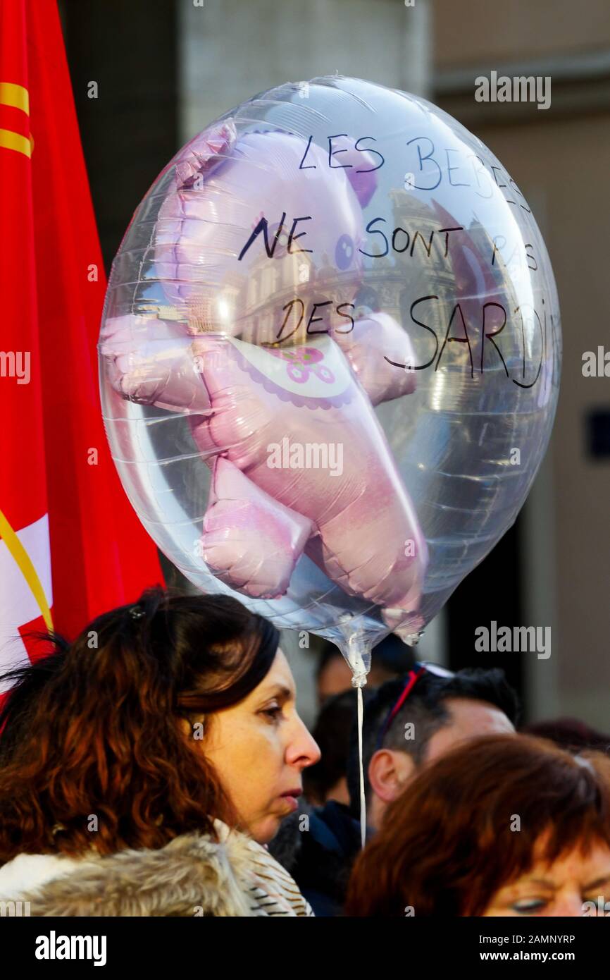 Fachleute aus der frühen Kindheit protestieren gegen die Überfüllung der Kindergärten, Lyon, Frankreich Stockfoto