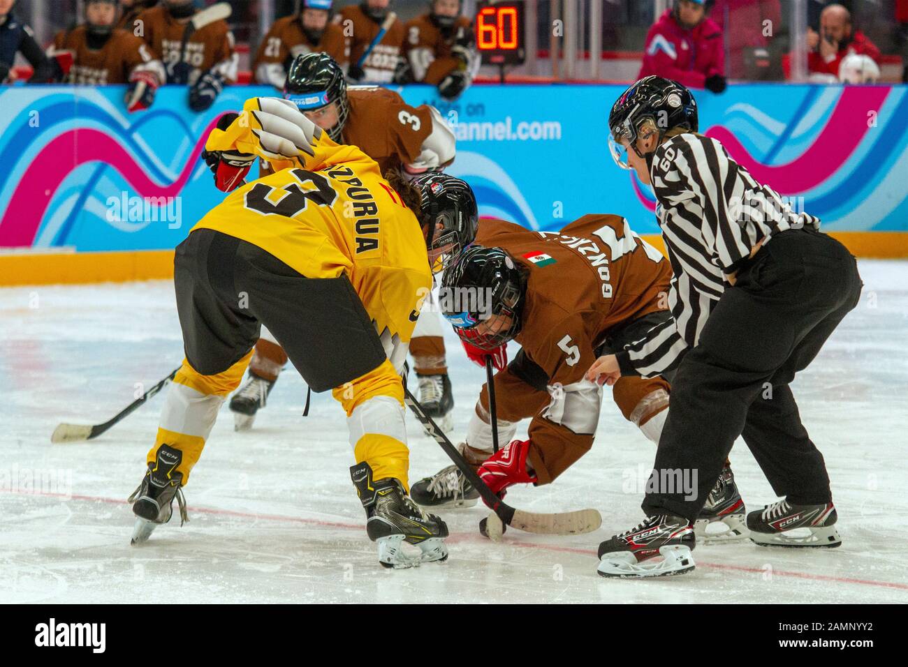 Lausanne, Schweiz. Januar 2020. Die Aktion beginnt in der gemischten NOC 3-auf-3-Eishockey-Vorrunde der Frauen (Spiel 28; Braun gegen Gelb), am 4. Tag der Olympischen Winterspiele 2020 in Lausanne in der Skating Arena. Kredit: Iain McGuinness / Alamy Live News Stockfoto