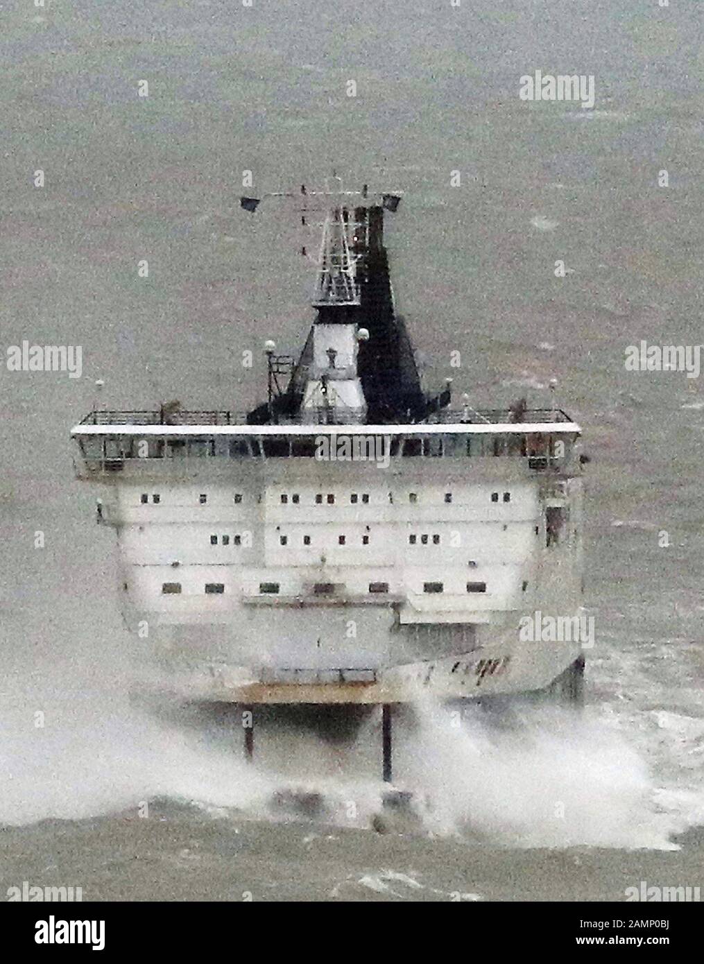 Die DFDS-Fähre, Calais Seaways, wird bei stürmischem Wetter am Hafen von Dover in Kent von Wellen gepufft. Stockfoto