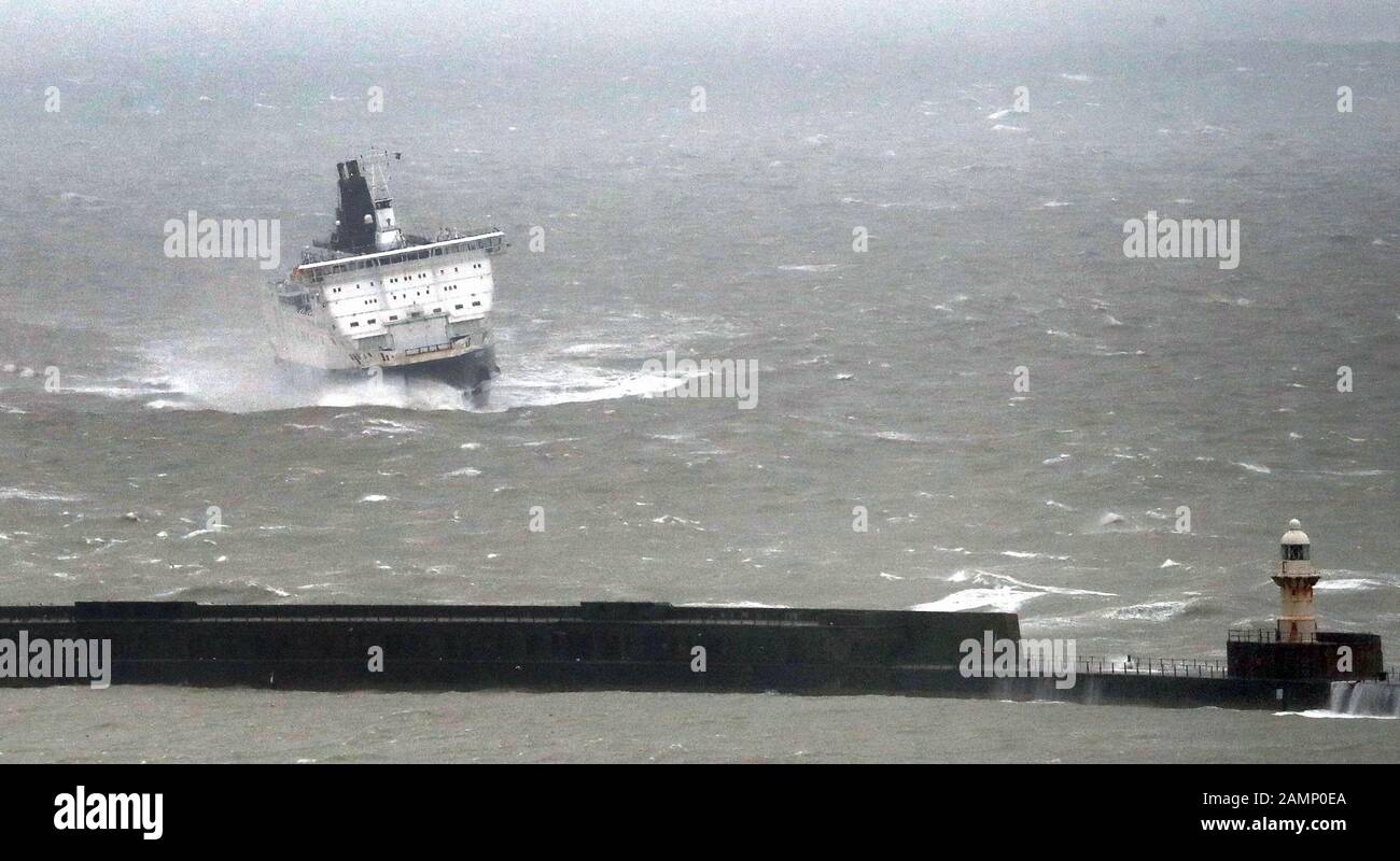 Die DFDS-Fähre, Calais Seaways, wird bei stürmischem Wetter am Hafen von Dover in Kent von Wellen gepufft. Stockfoto