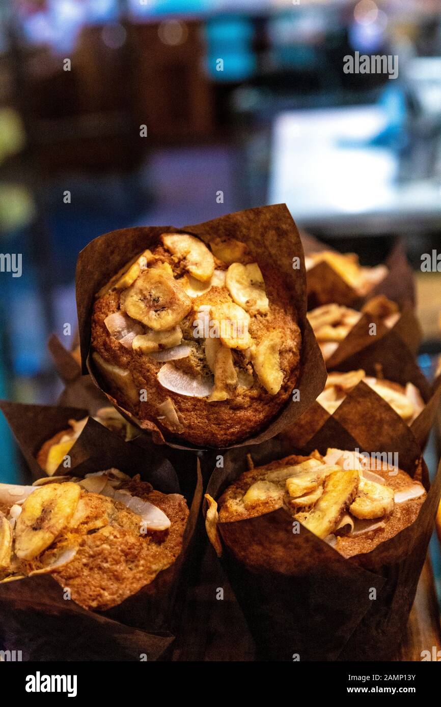Bananen- und Walnussmuffins im Fitzbillies Cafe, Cambridge, Großbritannien Stockfoto