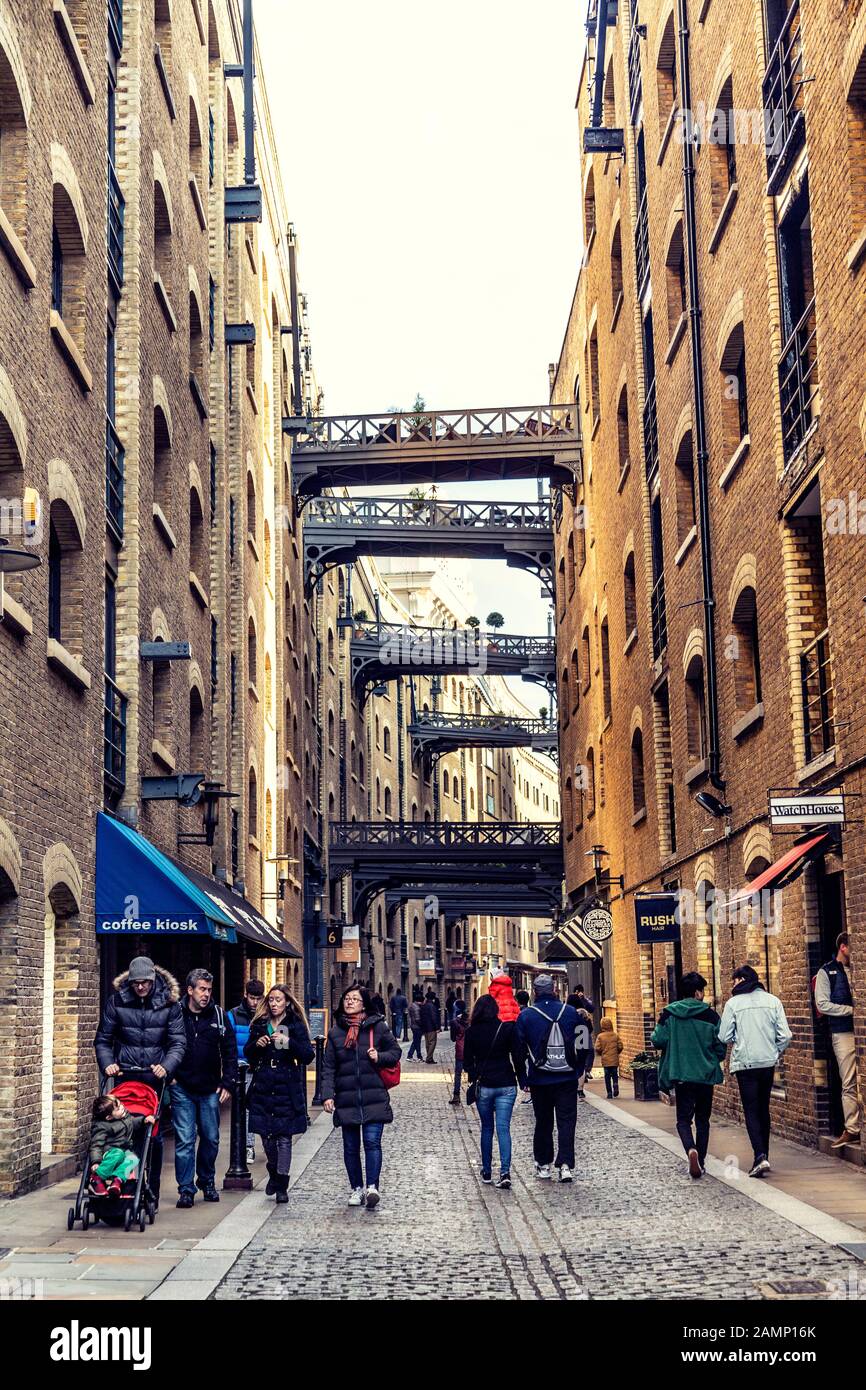 Lager und Gehwege auf dem historischen Riverside Straße Shad Thames, London Bridge, London, UK Stockfoto