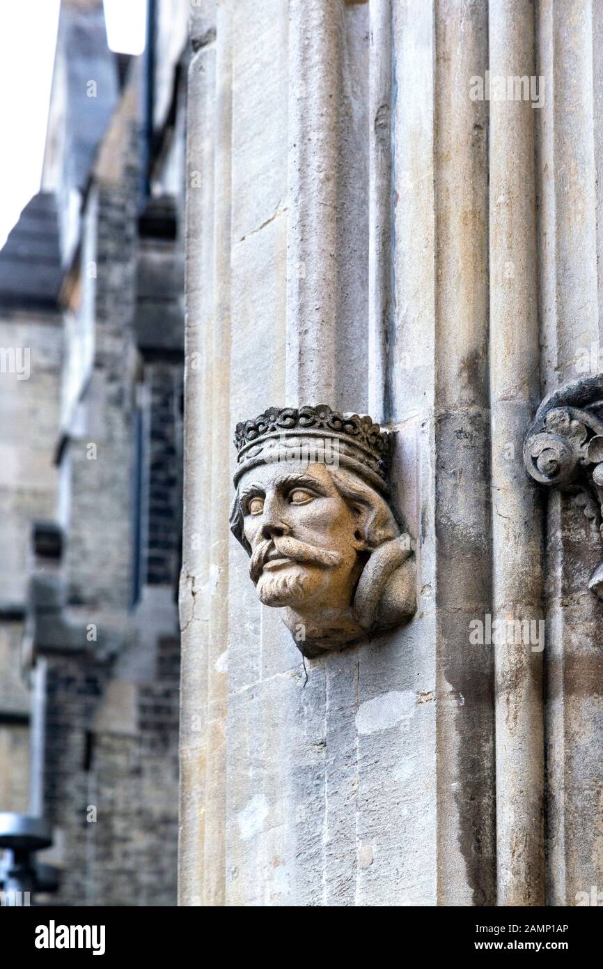 Skulptur einer Leiter auf der rechten Seite des Corpus clock (Uhr Heuschrecke) in der Fassade des Corpus Christi College, Universität Cambridge, UK Stockfoto