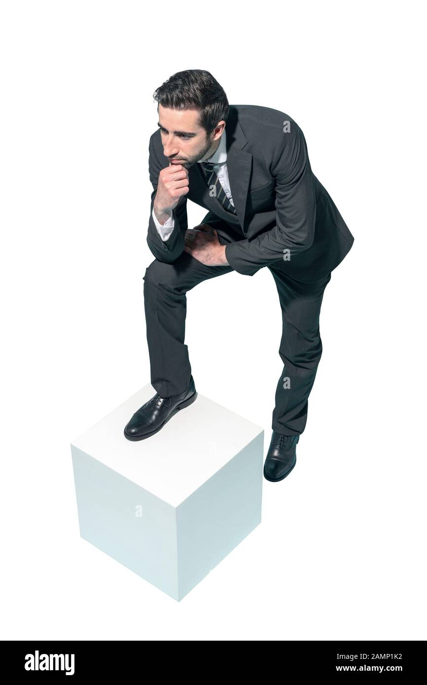 Selbstbewusster Geschäftsmann posiert mit Hand am Kinn, weißer Hintergrund Stockfoto