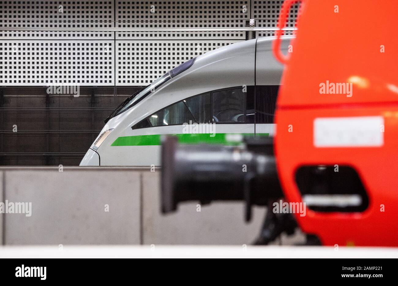 14. Januar 2020, Berlin: Eine Inter City (IC) und ein Inter City Express (ICE) befinden sich am Berliner Hauptbahnhof. Foto: Christophe Gateau / dpa Stockfoto