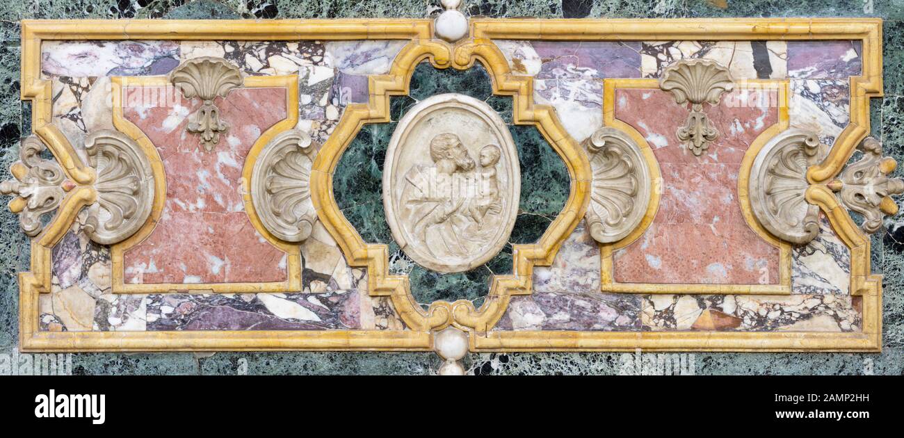 Catania, ITALIEN - 6. APRIL 2018: Das Marmorrelief mit dem heiligen Josef auf dem Seitenaltar in der Kirchenbasilika Maria Santissima dell'Elemosina. Stockfoto