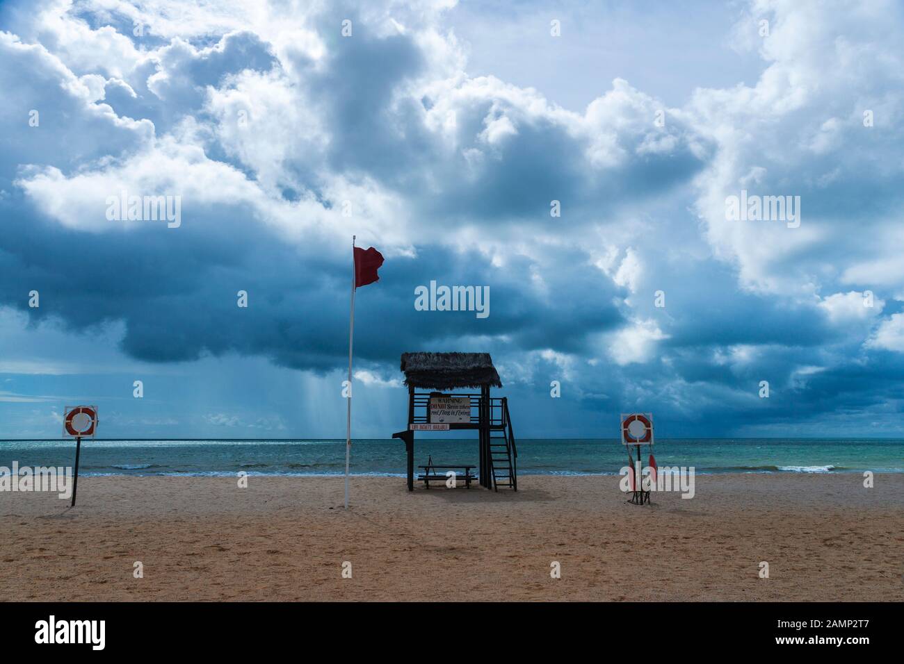 Der Strand von Kololi in Gambia an einem stürmischen Tag. Stockfoto