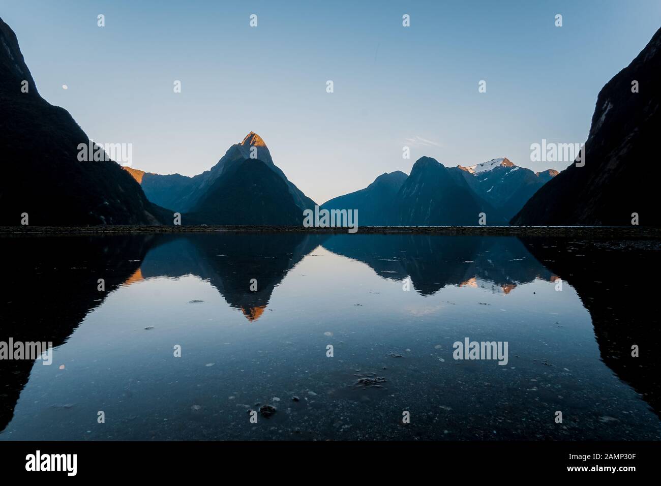 Früh morgens im Milford Sound mit schönen Reflexionen Stockfoto