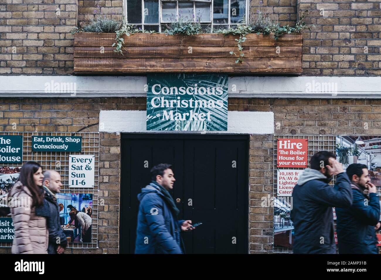 London, Großbritannien - 29. Dezember 2019: Schild außerhalb Des Bewussten Weihnachtsmarktes in der Brick Lane, einer Straße im Herzen von East London, die für ihr Café Rema berühmt ist Stockfoto
