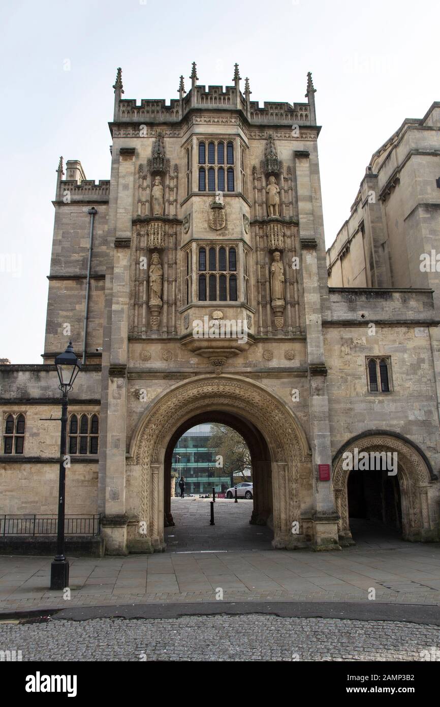 BRISTOL, GROSSBRITANNIEN - 8. APRIL 2019. Bristol Central Library mit gepflastertem Innenhof hinter der Kathedrale von Bristol mit alter Straßenbeleuchtung. Bristol, England, Großbritannien Stockfoto