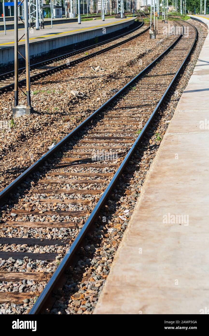 Zwei Bahnsteiggleise am Bahnsteig am OstWarschauer Bahnhof Stockfoto