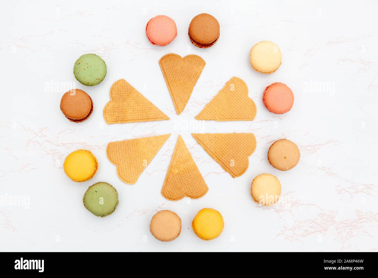 Spaß flach Zusammensetzung von der bunten und süßen kleinen französischen Kuchen Macaron oder Makronen mit Cookies kombiniert Stockfoto