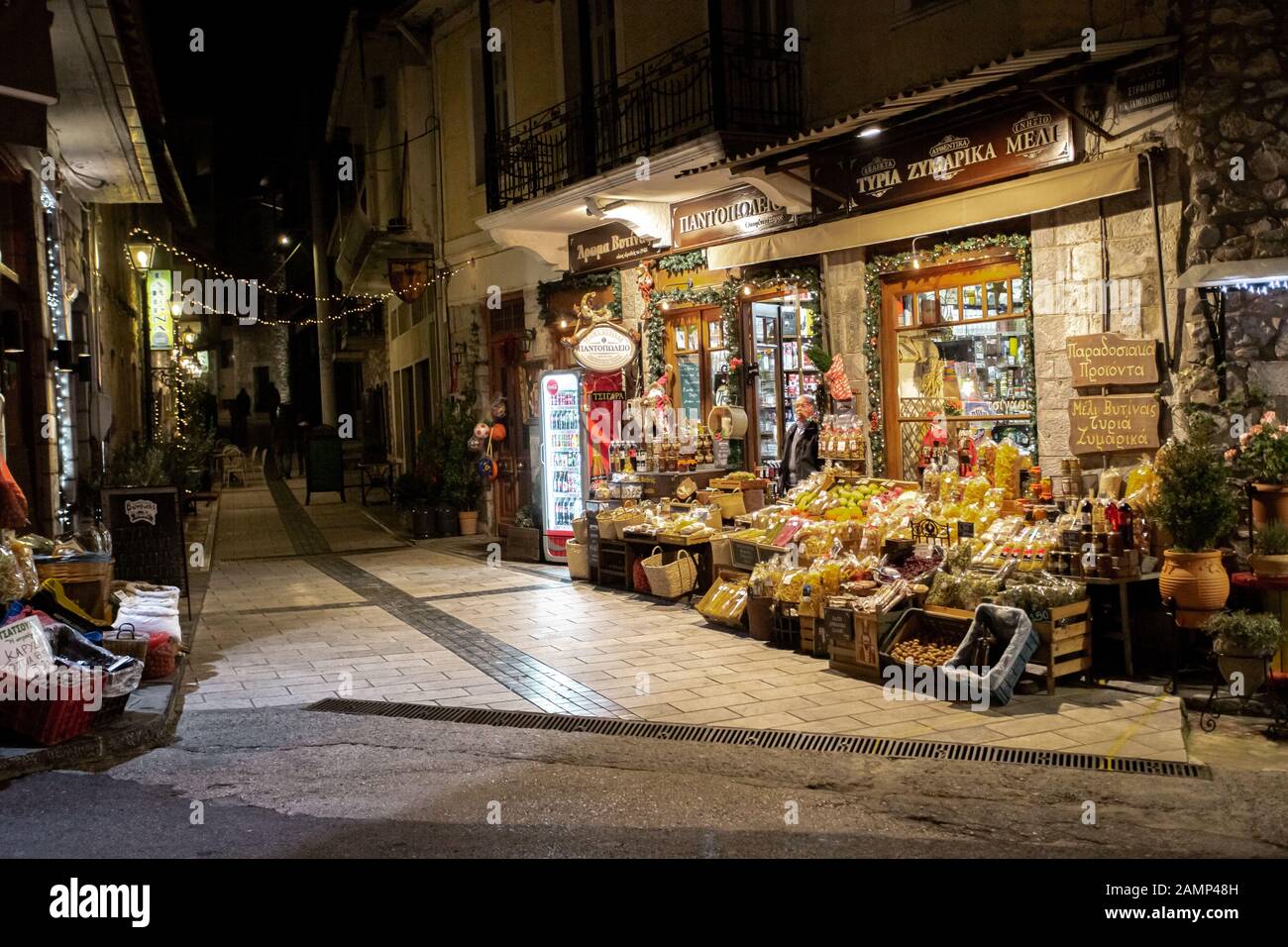 Schön geschmückte Straßen und Geschäfte in Vytina Dorf in Arcadia, Griechenland Stockfoto