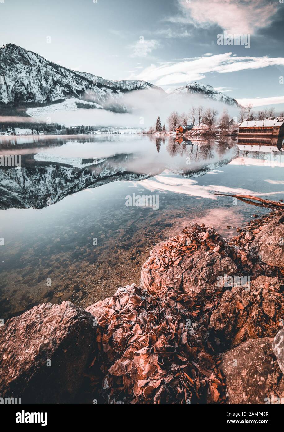 Winterlandschaft mit See und Spiegelbild am Grundlsee in Österreich Stockfoto