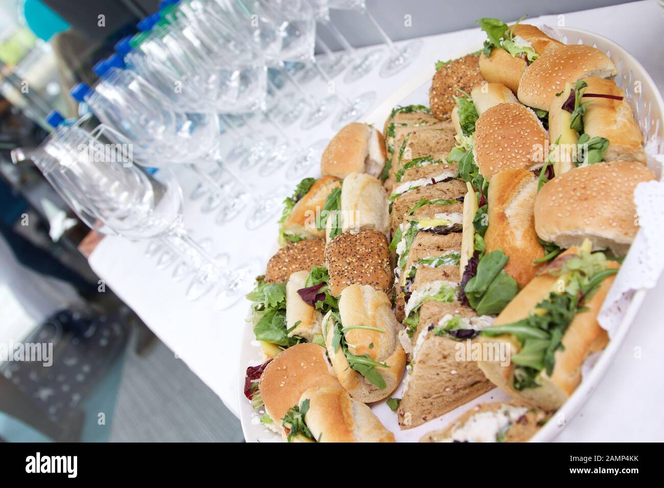 Ein Tablett mit verschiedenen Sandwiches auf einem Buffettisch. Stockfoto