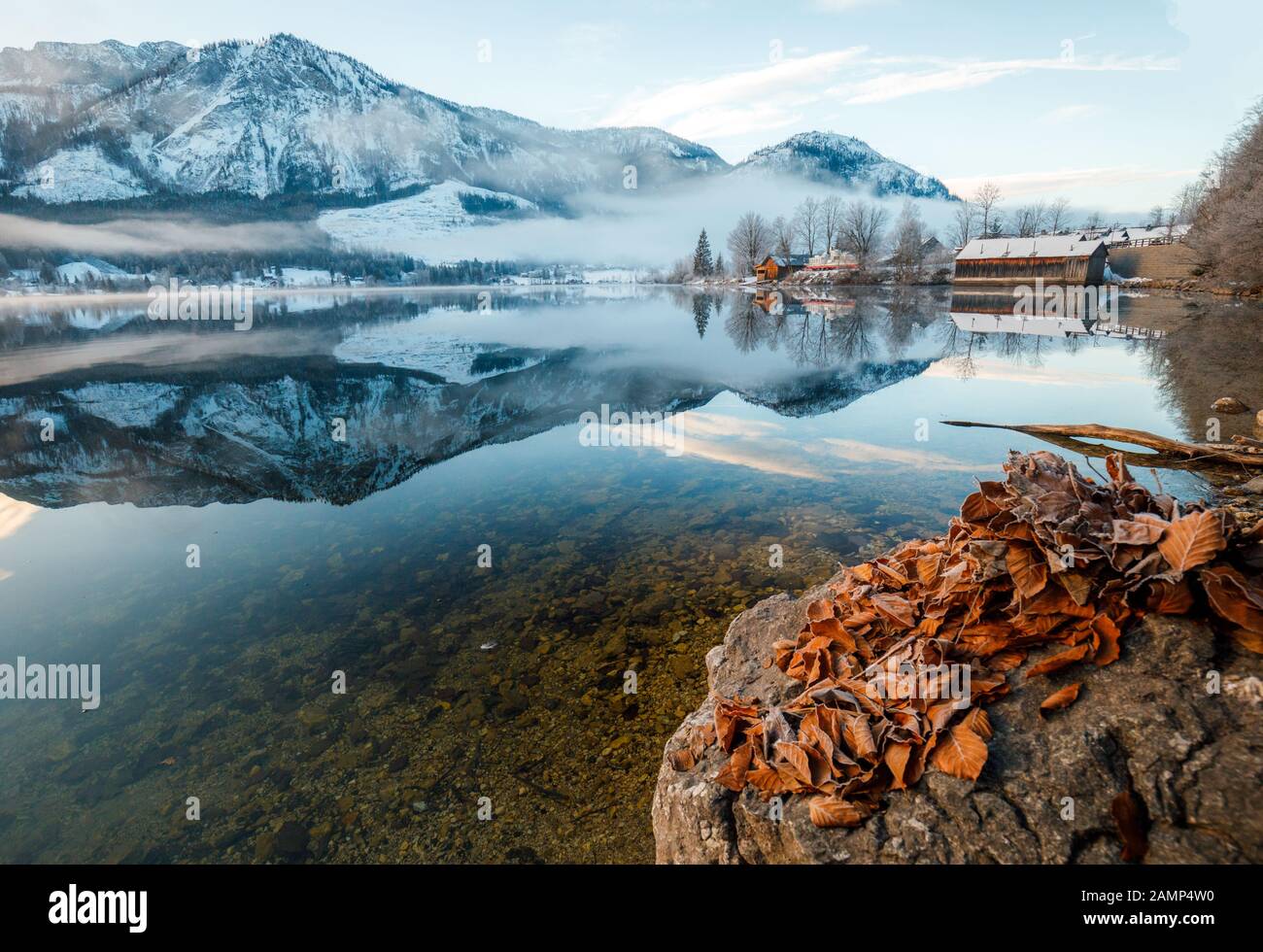 Winterlandschaft mit See und Spiegelbild am Grundlsee in Österreich Stockfoto