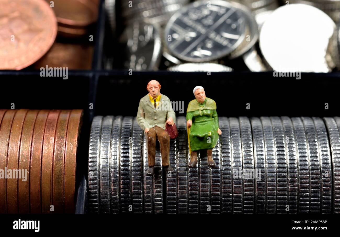 Minifigürchen, Rentner Paare sitzen auf Geld, Bargeld, Münzen, Konzept Stockfoto