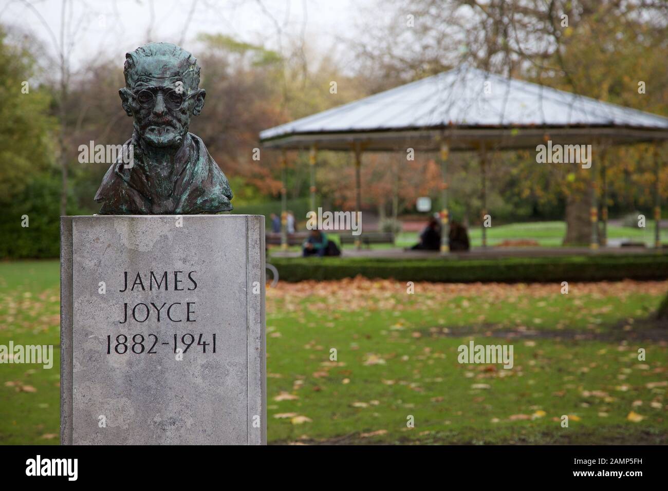 Dublin, Irland - 9. November 2015: Eine Büste von James Joyce von der in den USA geborenen irischen Bildhauerin Marjorie Fitzgibbon auf der Südseite von St Stephen's Green. Stockfoto
