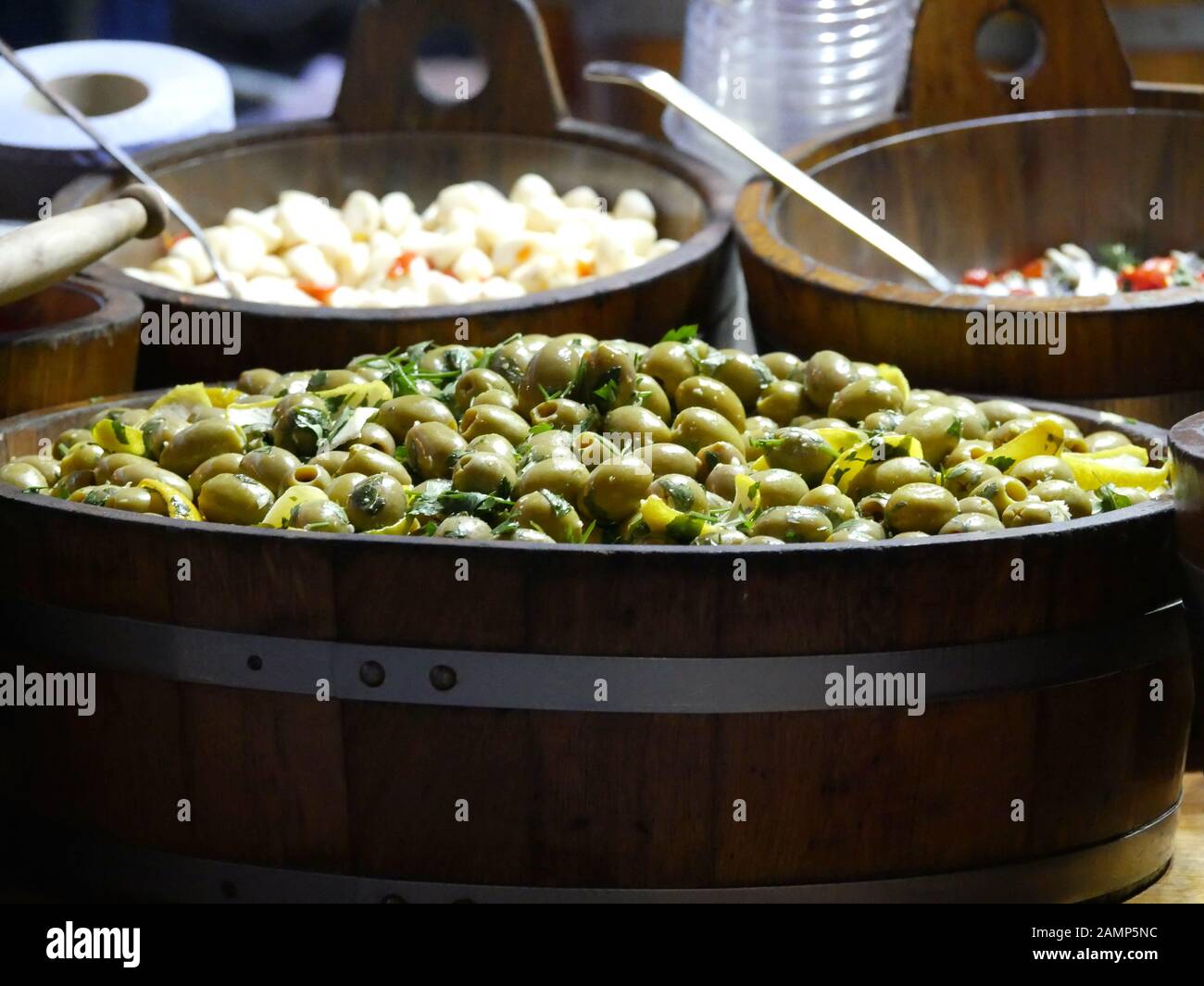 Schalen mit grünen Oliven und Knoblauch zum Verkauf auf einem Marktstand Stockfoto