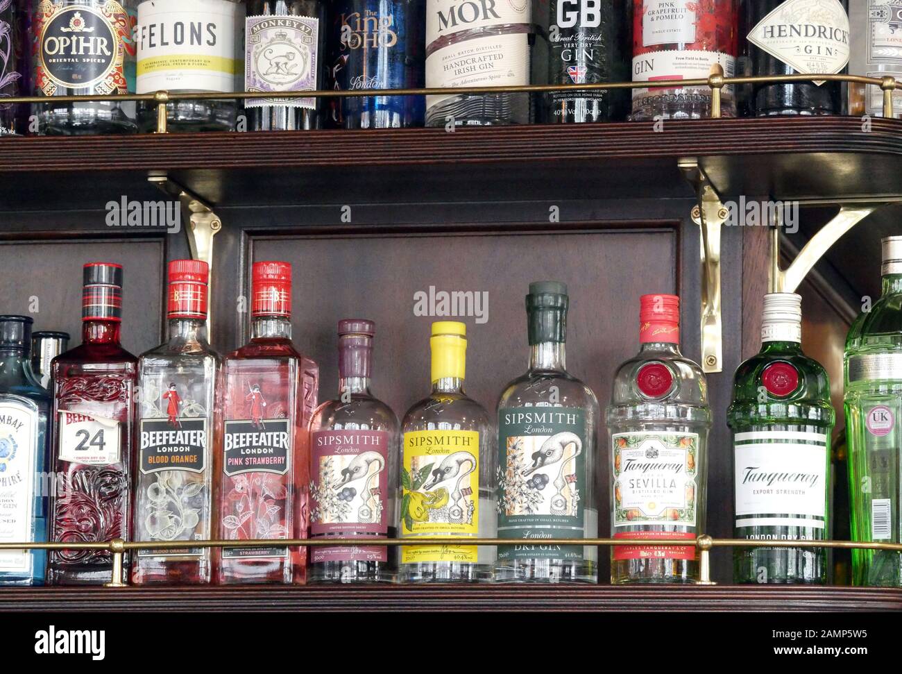 Auswahl an abgefülltem Gin auf einem Regal in einem lokalen Pub Stockfoto