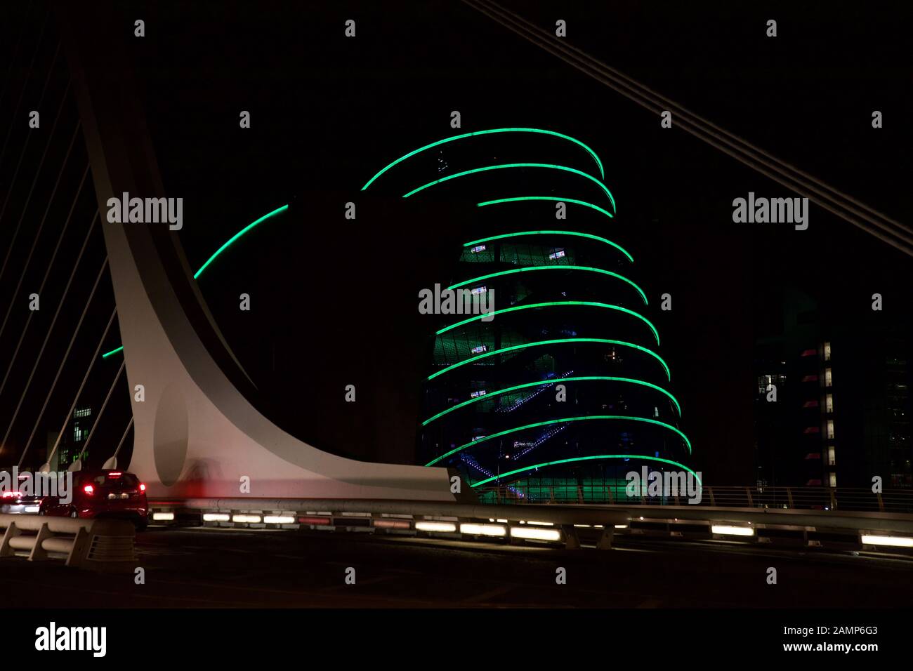 Das Convention Center leuchtet grün in Dublin, Irland, dargestellt von der Samuel Beckett Brücke. Stockfoto