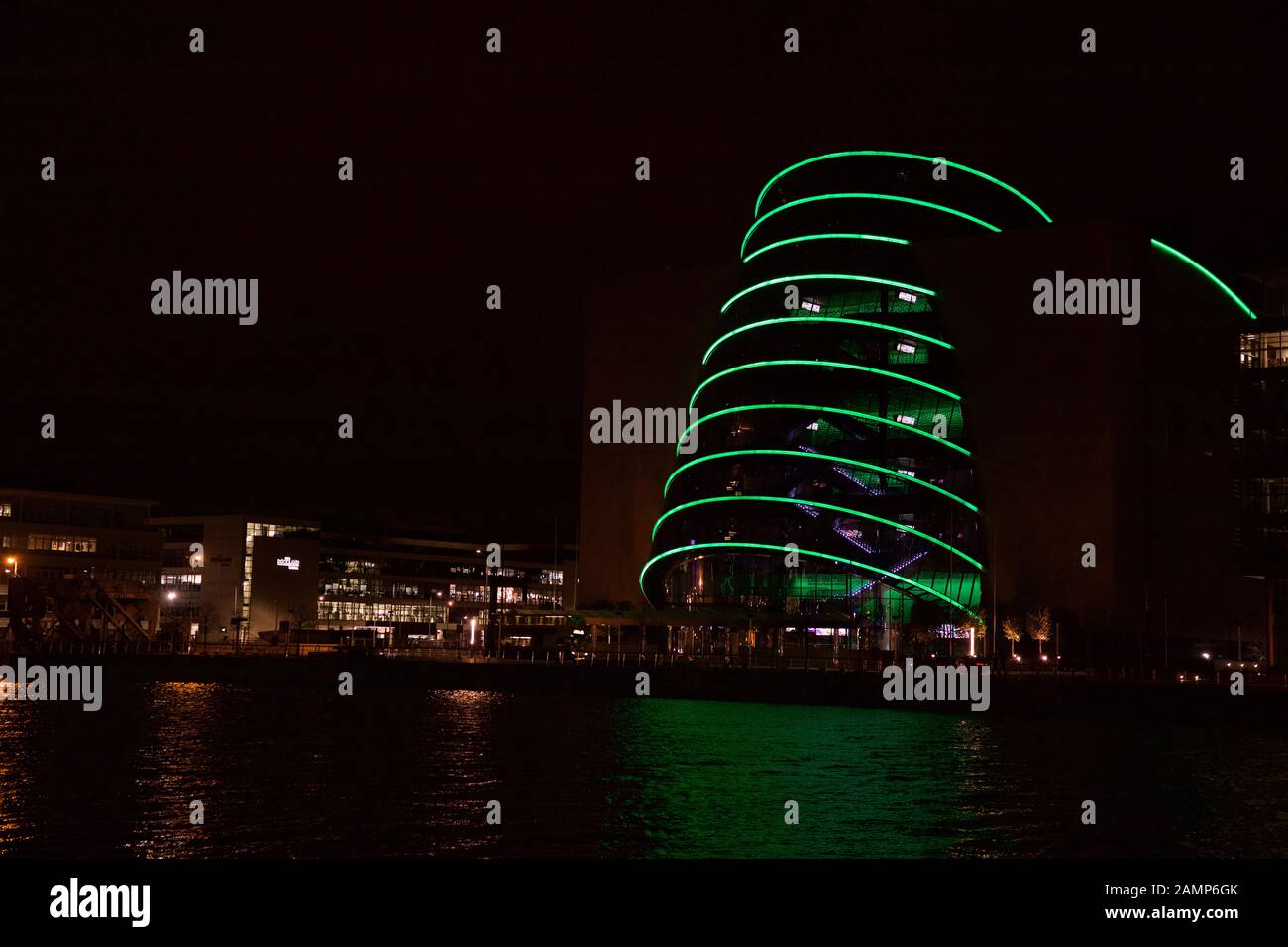 Dublin, Irland - 16. März 2018: Das Convention Center leuchtet grün für die Feierlichkeiten zum St. Patrick's Day. Stockfoto