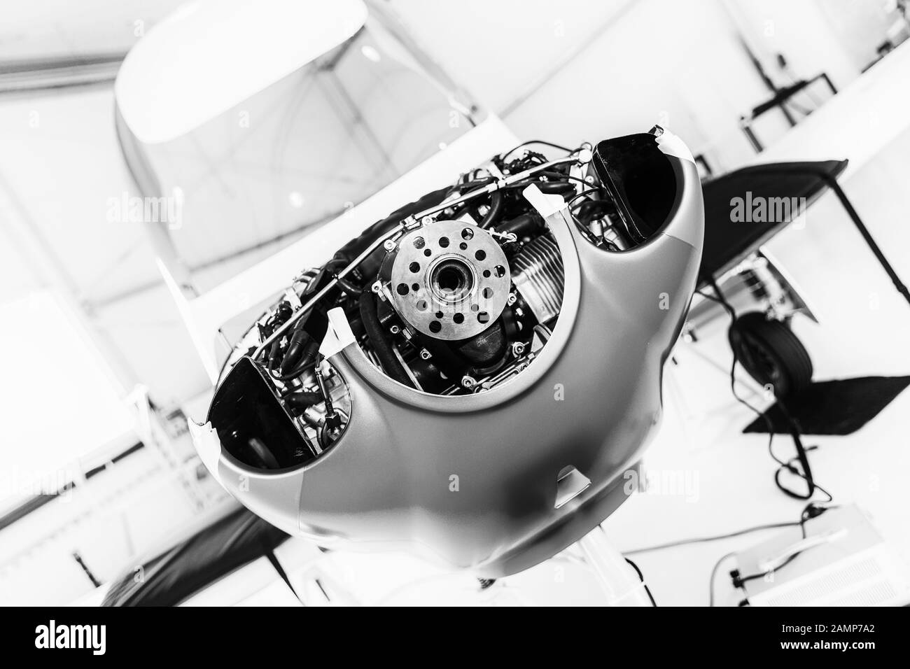 Detail eines Motorschachts für kleine Sportflugzeuge. Ultraleichtflugzeug im Einsatz. Leichtes Flugzeug mit demontiertem Propeller zur Vorbereitung auf den Service Stockfoto