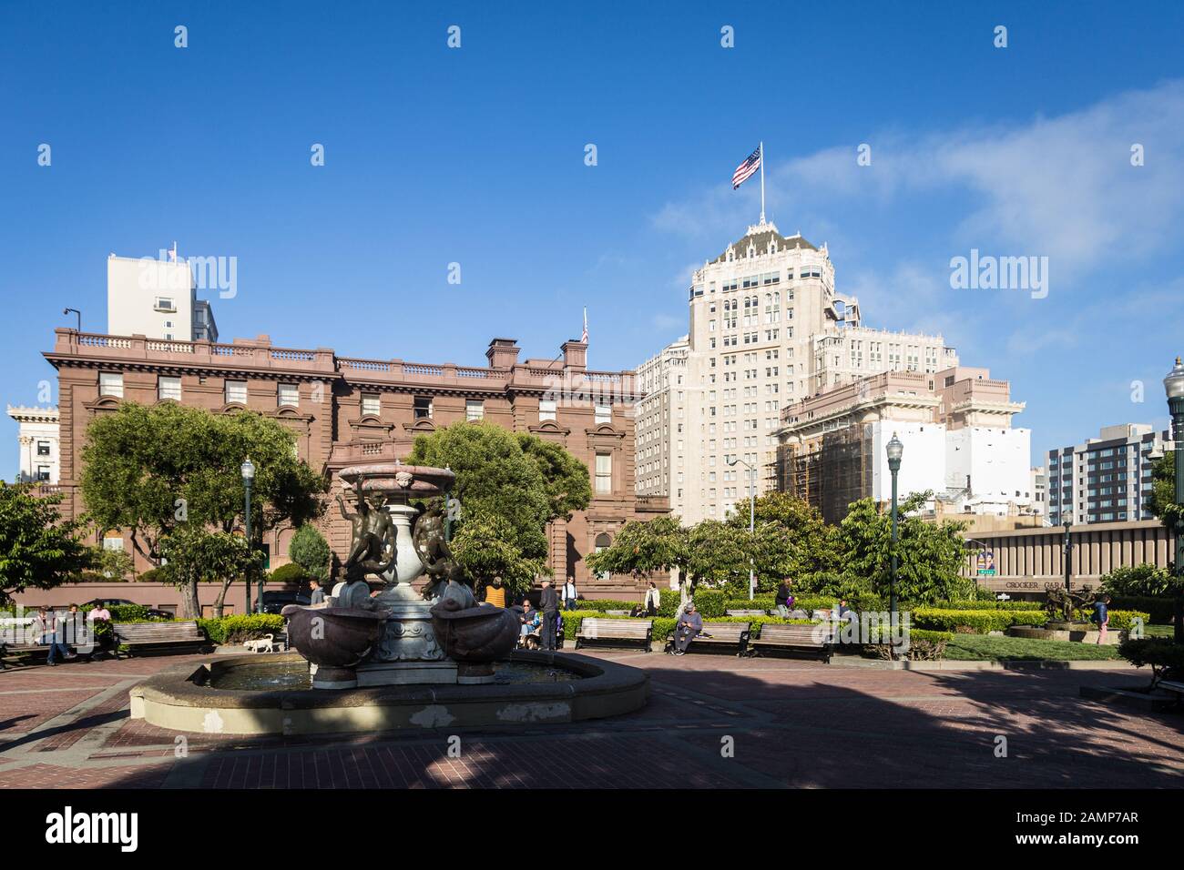 San Francisco - USA - 3. Juli 2019: Die Menschen genießen einen sonnigen Tag im Huntington Park auf dem Nob Hill im Innenstadtviertel in San Francisco in Kalifornien Stockfoto