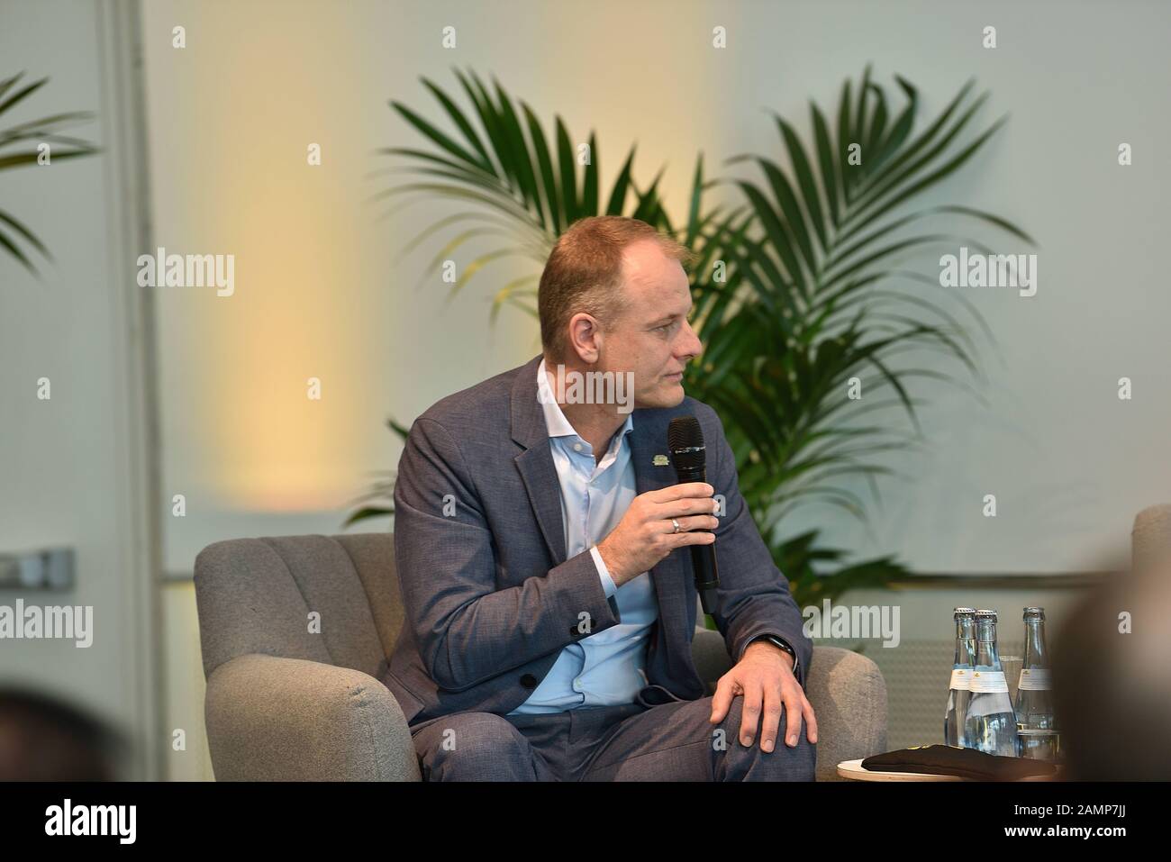 10. Januar 2020: Kai Dhonau, Präsident des Bundesverbandes der Deutschen Karawanenindustrie, hält anlässlich der Eröffnungs-Pressekonferenz des CMT 2020 in Stuttgart eine Rede. Die CMT 2020 ist eine Ferien-, Tourismus- und Freizeitmesse in Stuttgart. Es gilt als die weltweit größte Verbrauchershow für Tourismus und Freizeit und es werden auch Folklore und unterhaltsame Shows gezeigt (Credit Image: © Abdelwaheb Omar/IMAGESLIVE via ZUMA Wire) Stockfoto