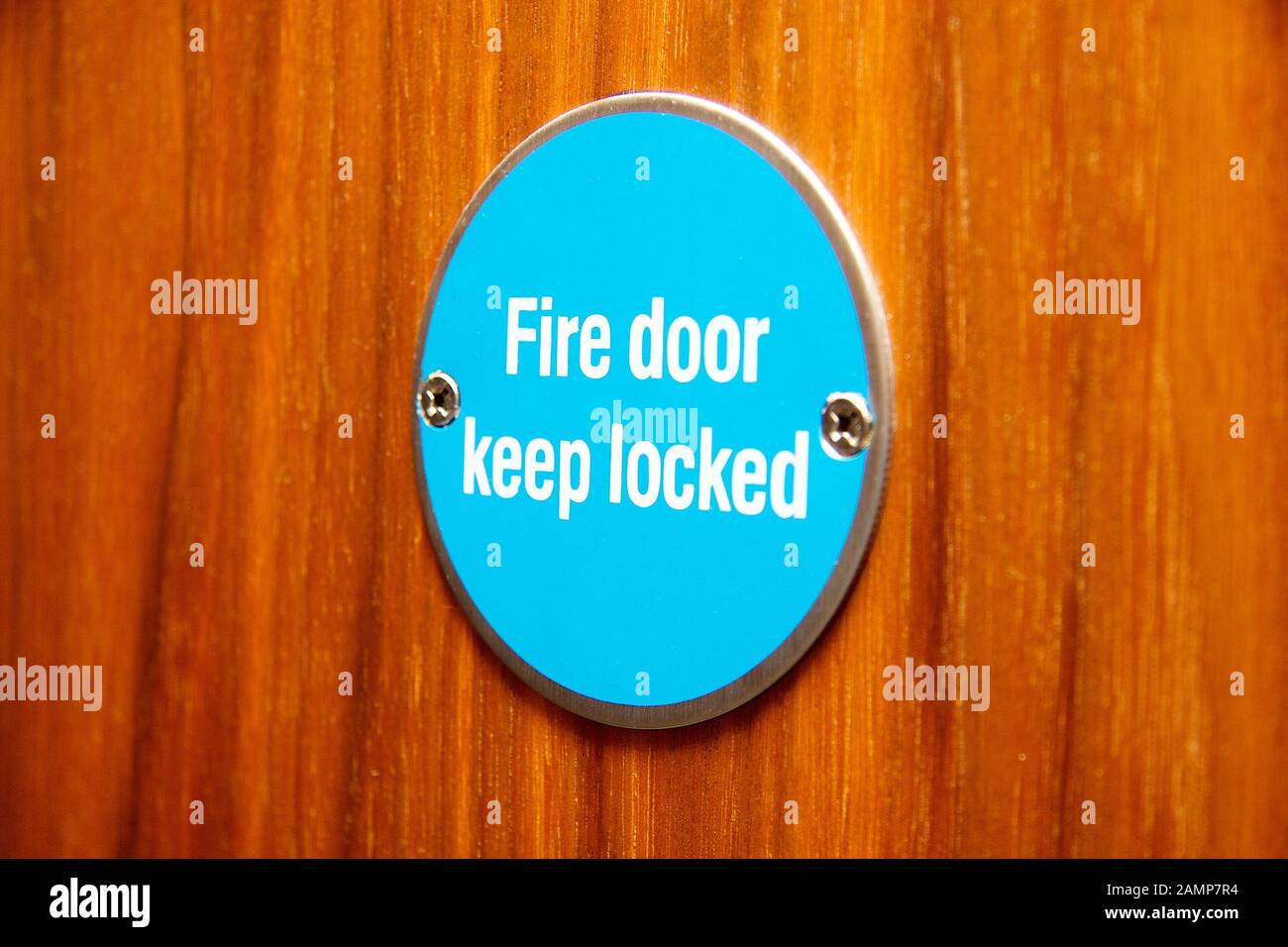 Schild für die Brandschutztür an einer Holztür in einem öffentlichen Gebäude. Brandschutztür Geschlossen Halten Stockfoto