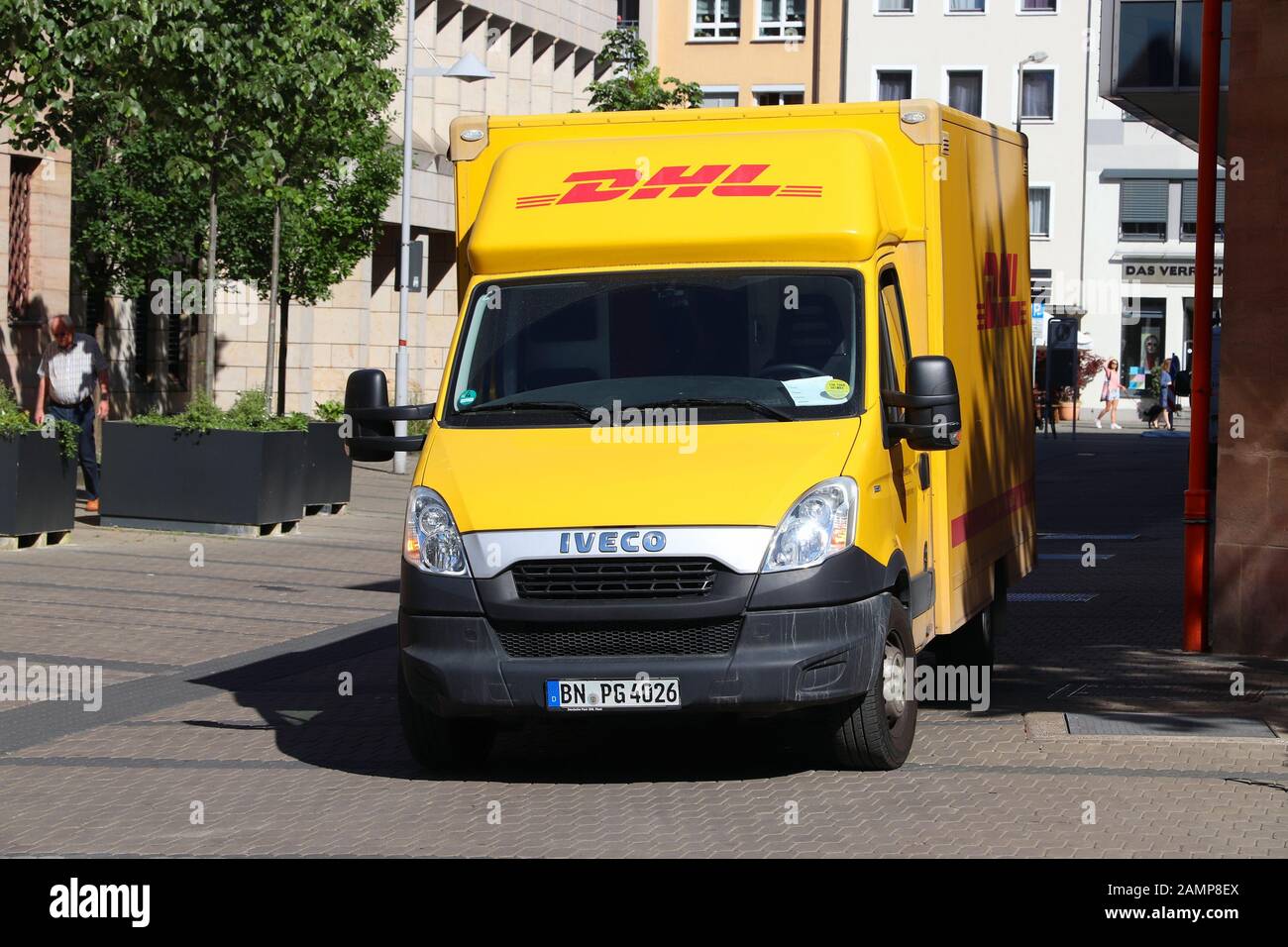 Nürnberg, Deutschland - Mai 7, 2018: DHL-Kurier Transporter in Deutschland. DHL ist Teil des Deutschen Nationalen mail Service - Deutsche Post. Stockfoto