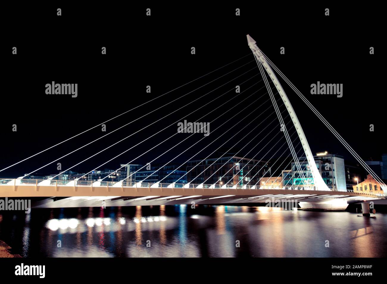 Langsame Exposition Night Shot der Samuel Beckett Bridge in Dublin, Irland Stockfoto