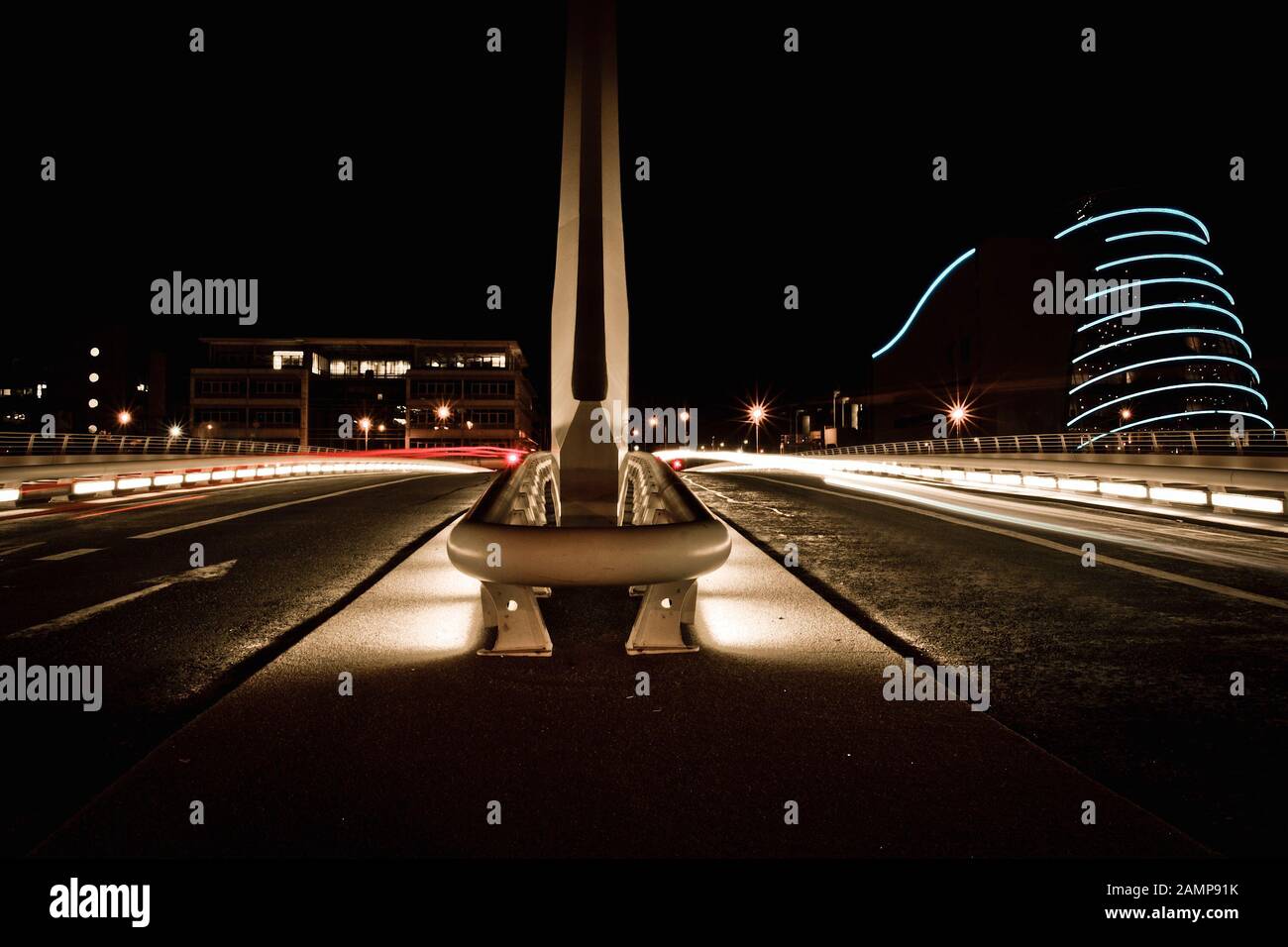 Langsame Exposition Night Shot der Samuel Beckett Brücke in Dublin, Irland. Convention Center können im Hintergrund gesehen werden. Stockfoto