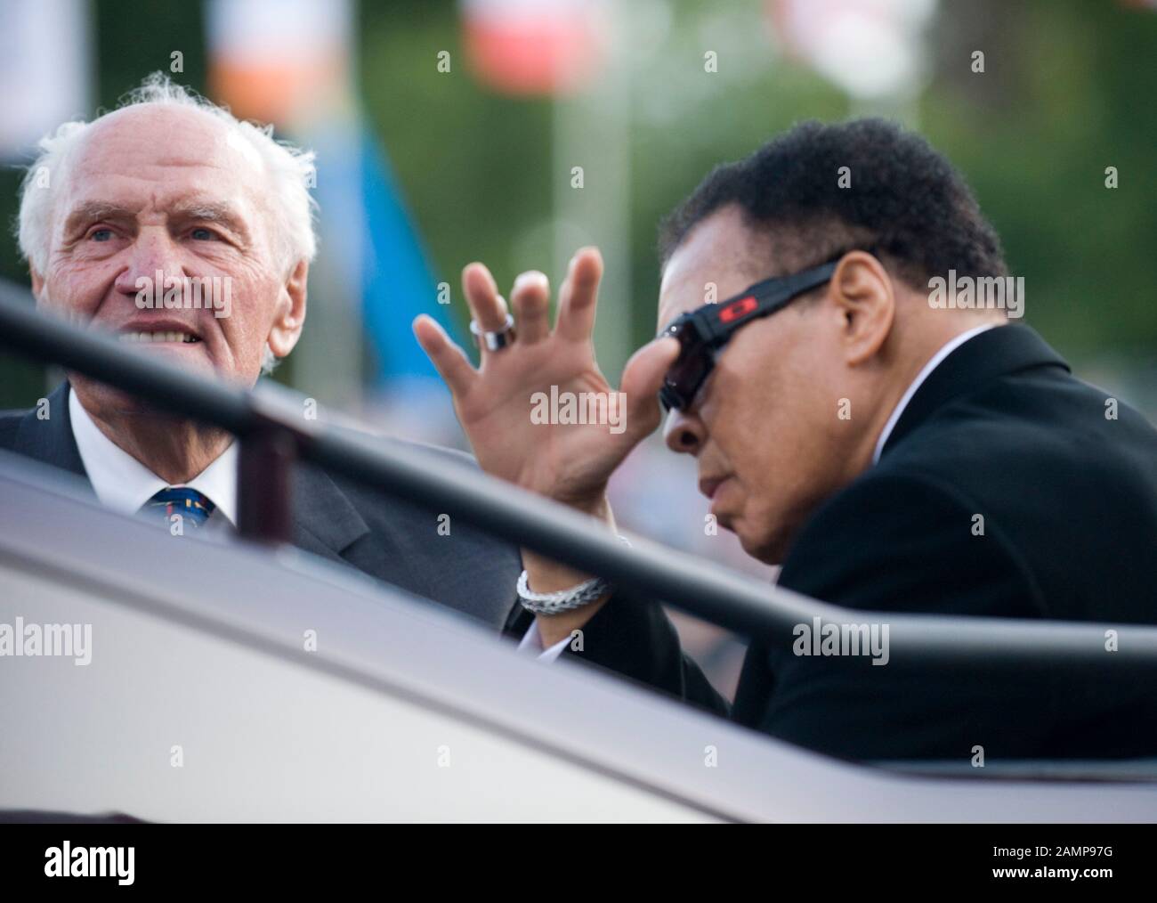 Muhammad Ali mit Frau Veronica und Sir Henry Cooper trifft in einem Open Top Range Rover des Royal Household bei den FEI Alltech Windsor European Jumping And Dressage Championats in Windsor Castle ein. Stockfoto