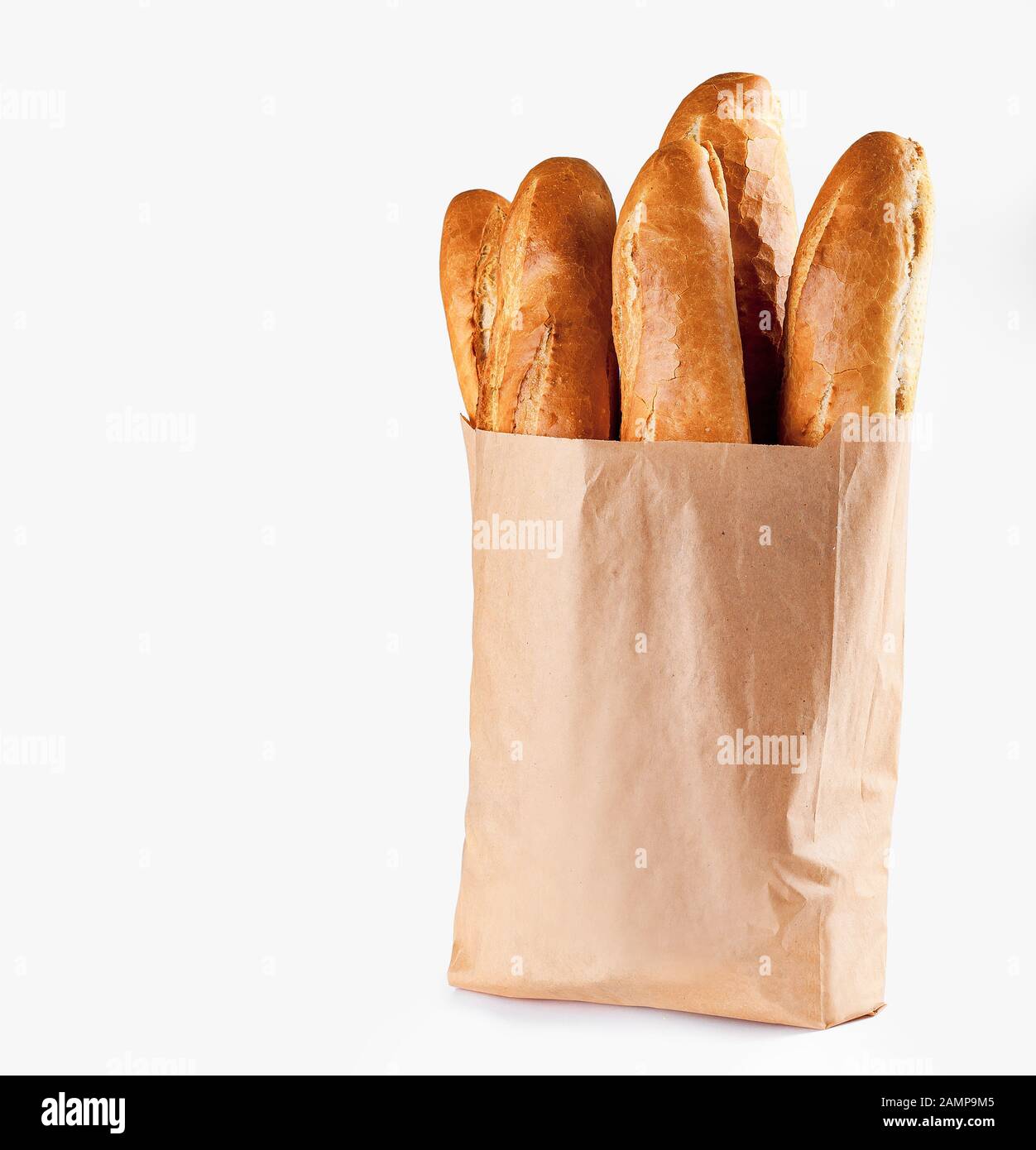 Baguette Brot in Papiertüte auf weißem Hintergrund Stockfoto