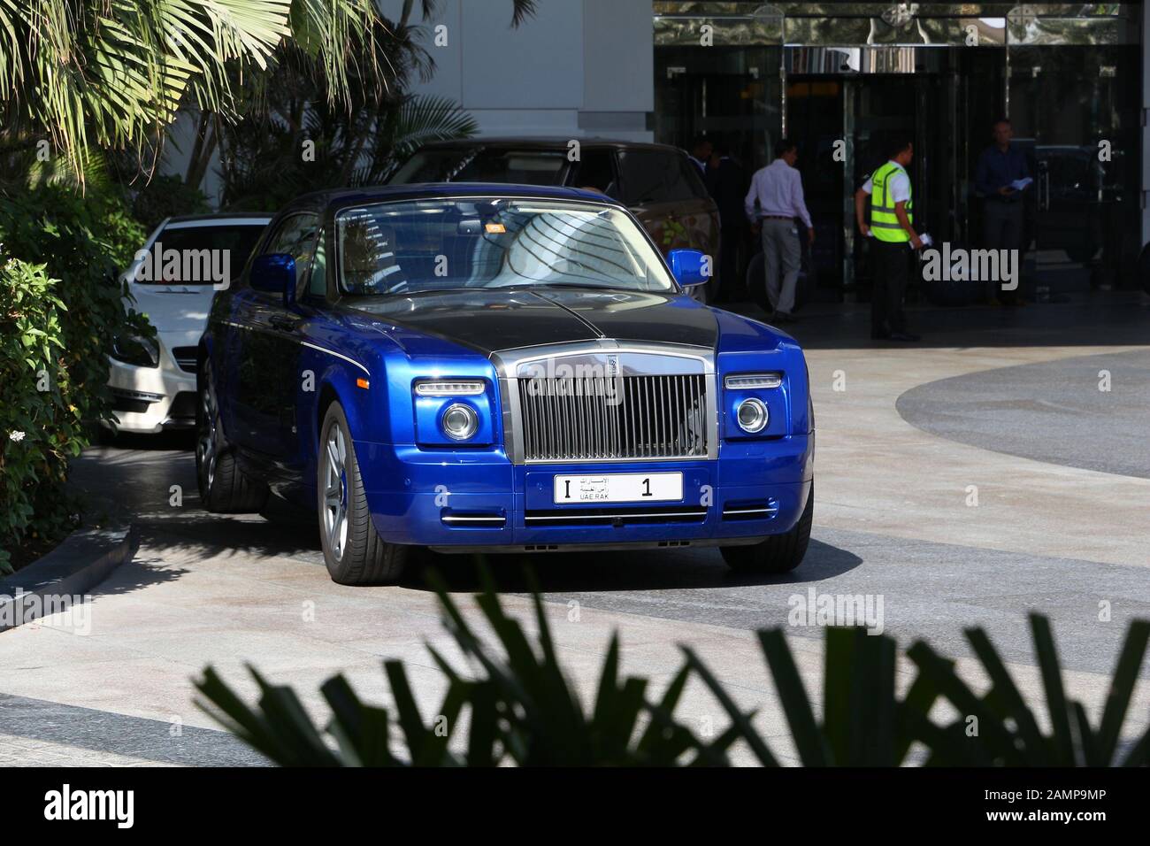 DUBAI, VAE - November 23, 2017: Rolls Royce mit Ras Al Khaimah Nummernschild. 1 in Dubai geparkt. Das nummernschild war für 2,3 Millionen U versteigert Stockfoto