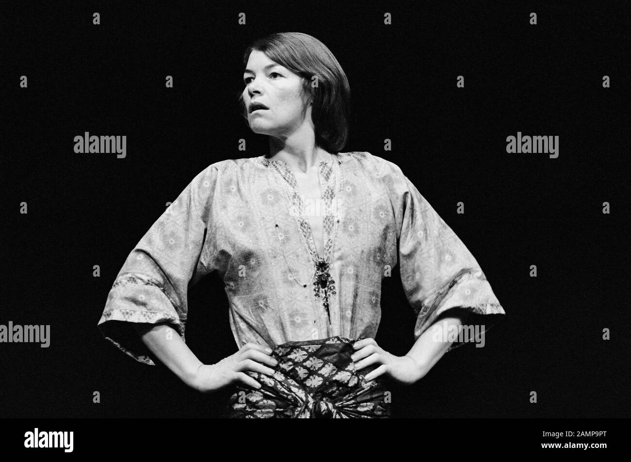 The WHITE DEVIL von John Webster Bühnenbild: John Gunter Kostüme: Deirdre Clancy Lighting: Andy Phillips Regisseur: Michael Lindsay-Hogg Glenda Jackson (Vittoria Corombona) Old Vic Theatre, London SE1 07/1976 Stockfoto