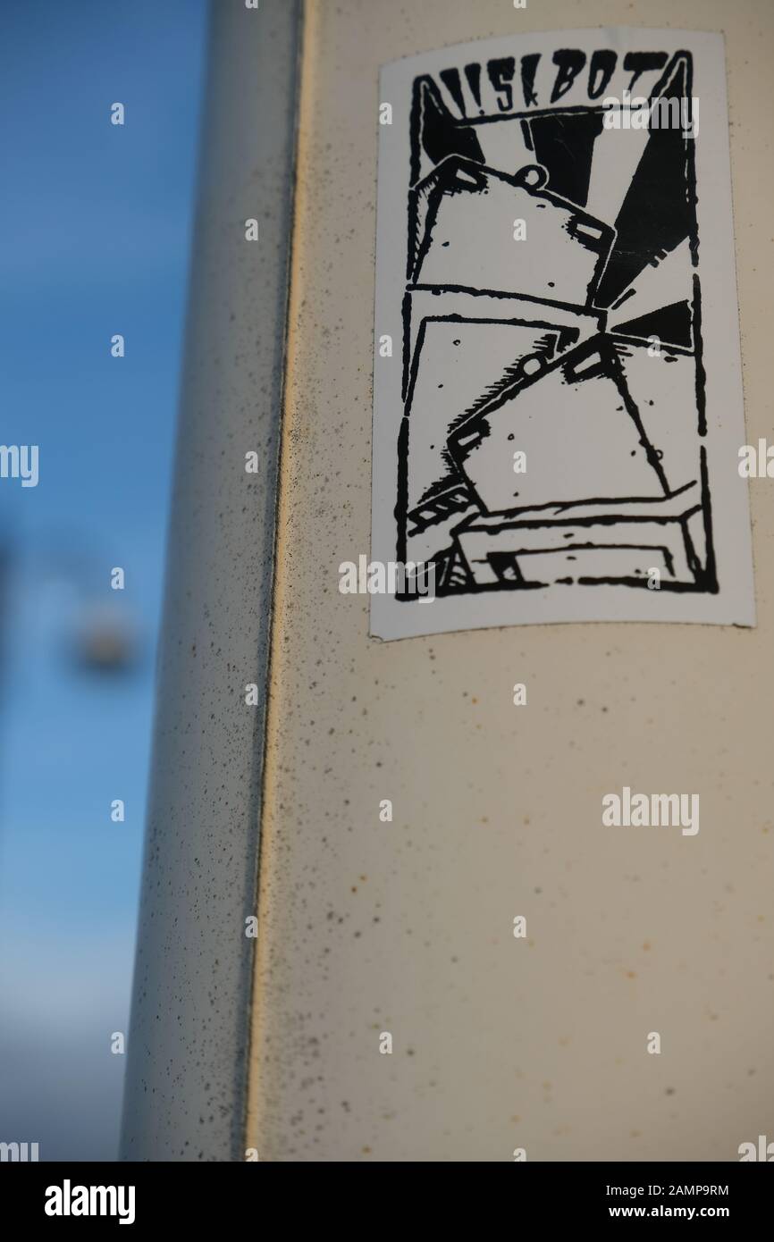 Eigenartige Cartoon-Roboteraufkleber [!Skbot] Stockfoto