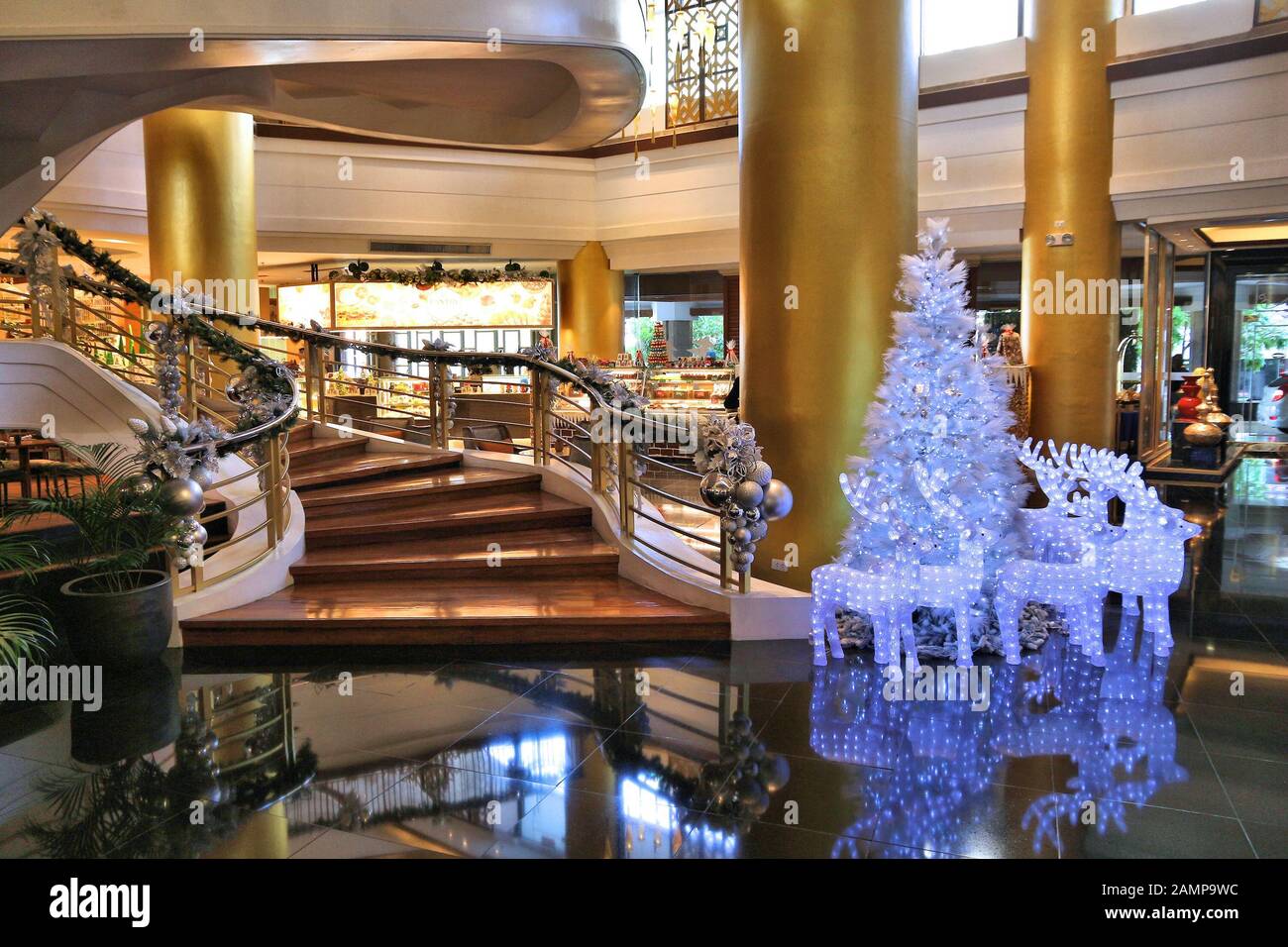 Manila, PHILIPPINEN - 28. NOVEMBER 2017: Weihnachtsdekorationen in der 5-Sterne-Luxuslobby Dusit Thani Manila in Makati City, Metro Manila. Stockfoto