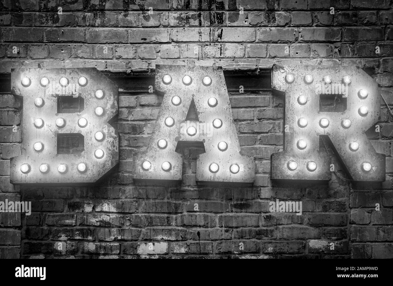 Bar Schild. Inschrift aus großen Buchstaben mit leuchtenden Glühbirnen auf der Mauer eingerichtet Stockfoto