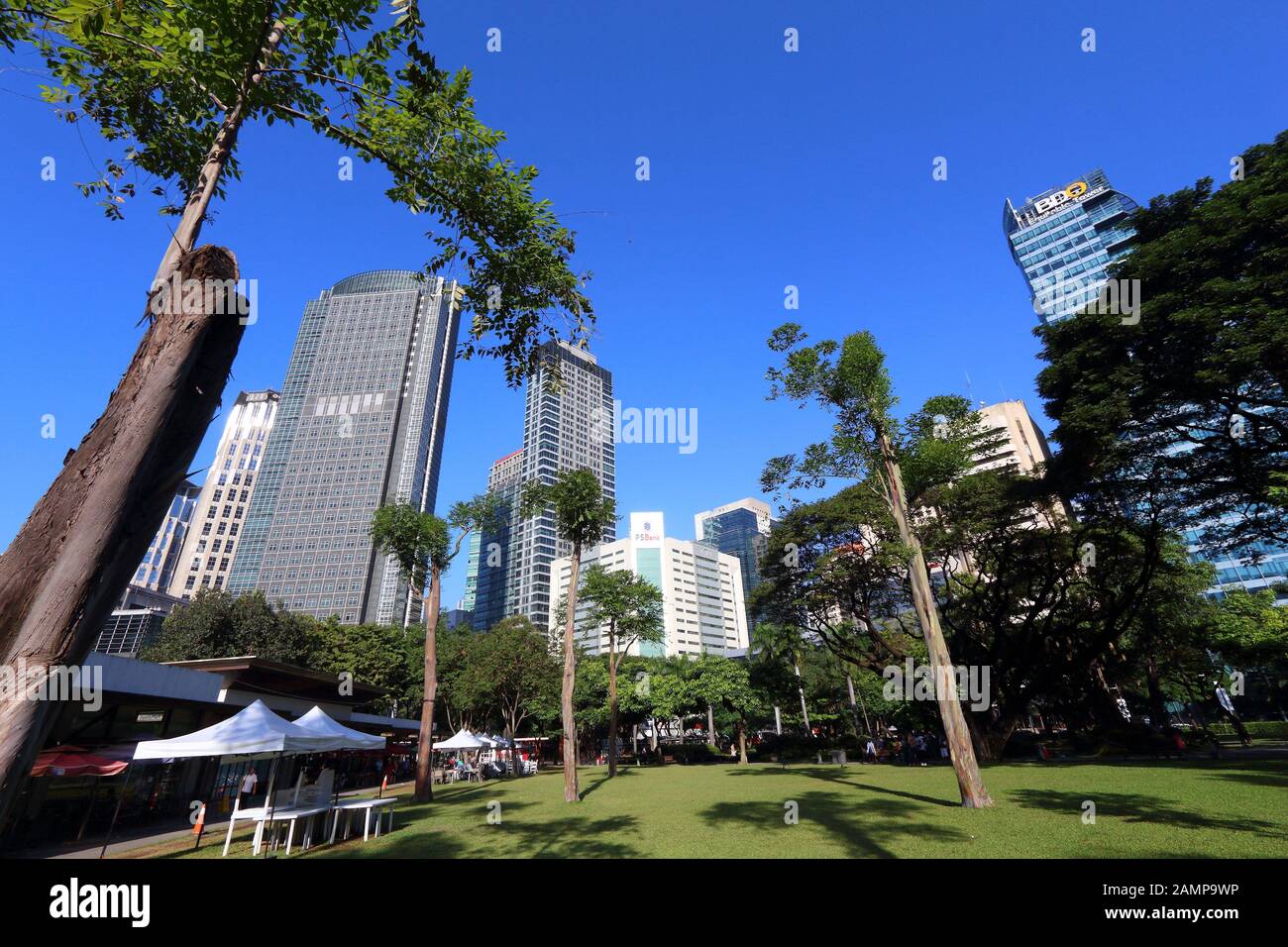 Manila, PHILIPPINEN - 28. NOVEMBER 2017: Blick auf die Skyline von Ayala Triangle in Makati City, Metro Manila, Philippinen. Metro Manila ist eine der großen Stockfoto