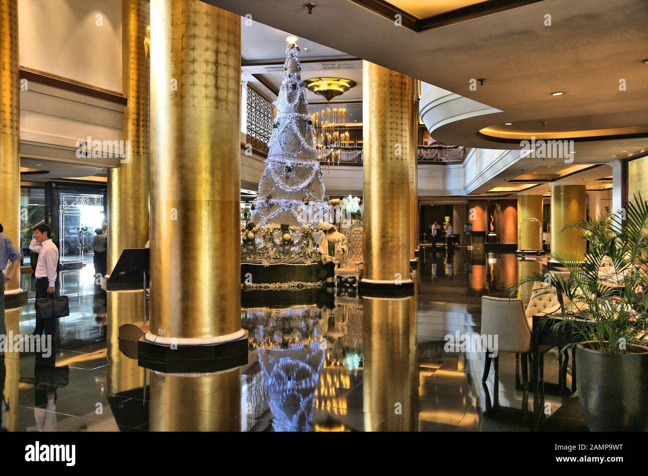 Manila, PHILIPPINEN - 28. NOVEMBER 2017: Weihnachtsdekorationen in der 5-Sterne-Luxuslobby Dusit Thani Manila in Makati City, Metro Manila. Stockfoto