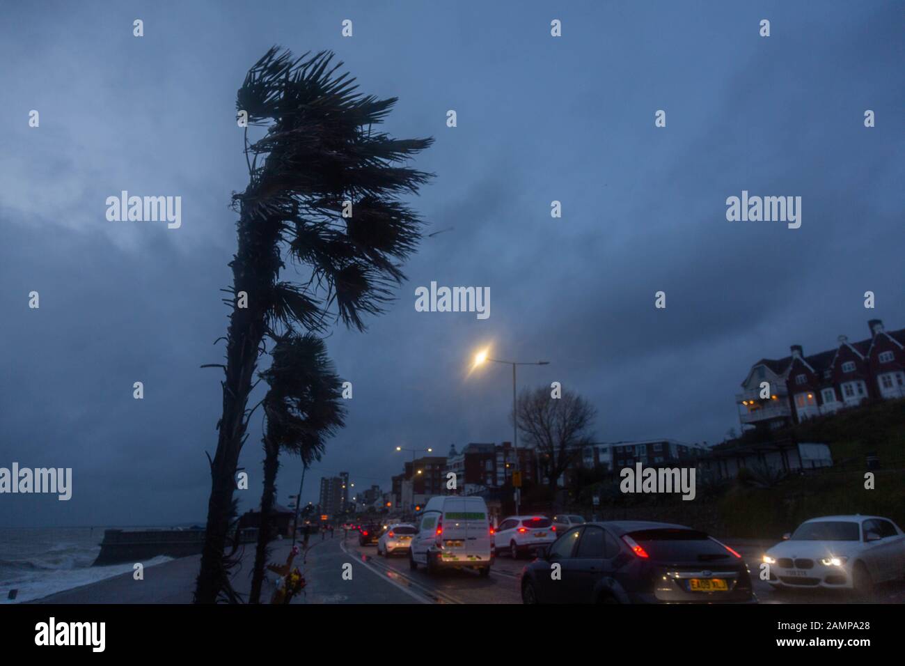 Januar 2020. Southend-on-Sea, Großbritannien. Überreste des Sturms Brendan schaffen raue Meere in der Themsemündung. Penelope Barritt/Alamy Live News Stockfoto