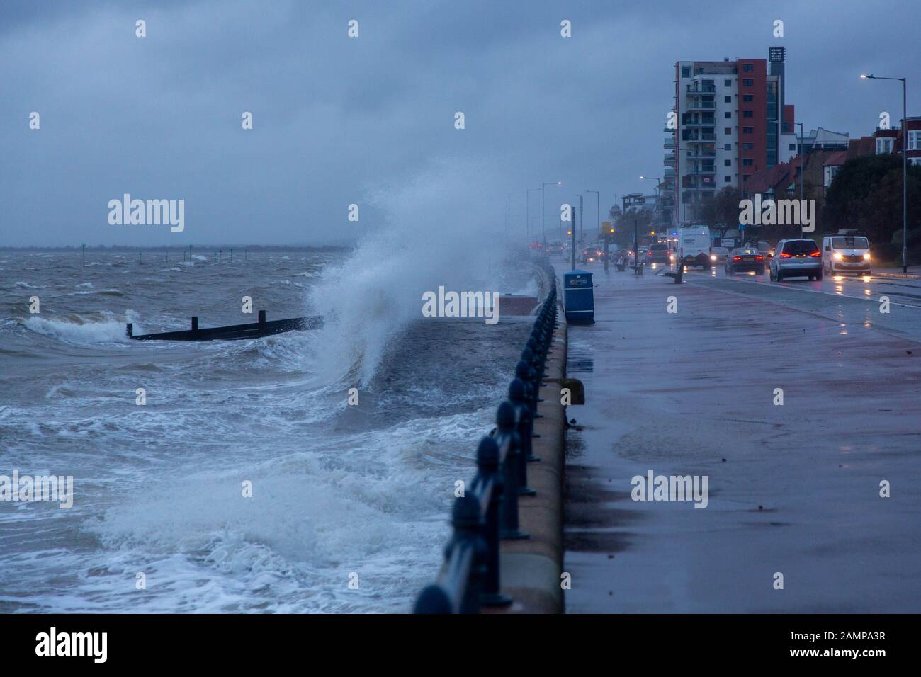 Januar 2020. Southend-on-Sea, Großbritannien. Überreste des Sturms Brendan schaffen raue Meere in der Themsemündung. Penelope Barritt/Alamy Live News Stockfoto