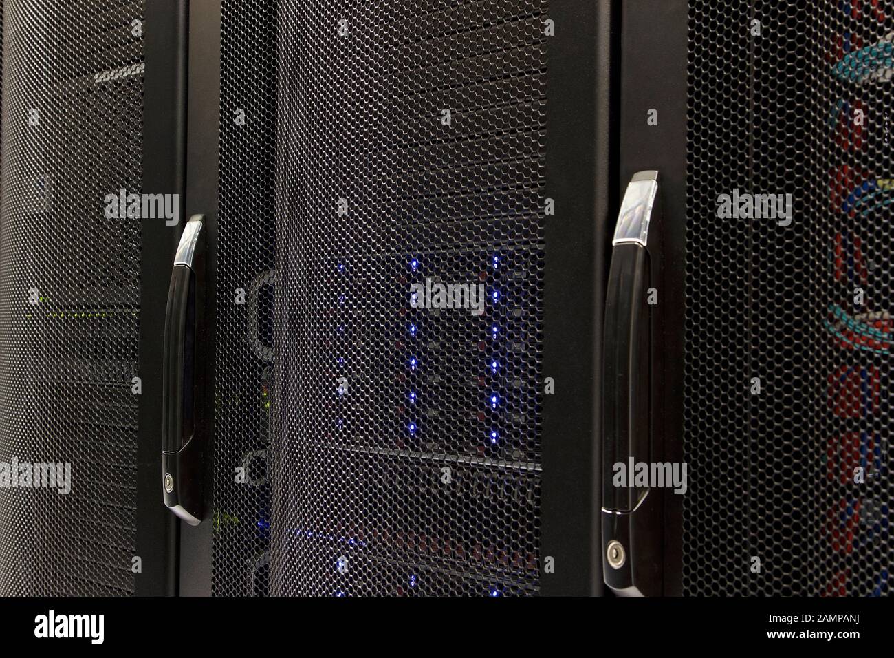 Nahaufnahme von einem Datum Center Cabinet. Leuchten und Kabel können hinter Gitter Türen gesehen werden. Stockfoto