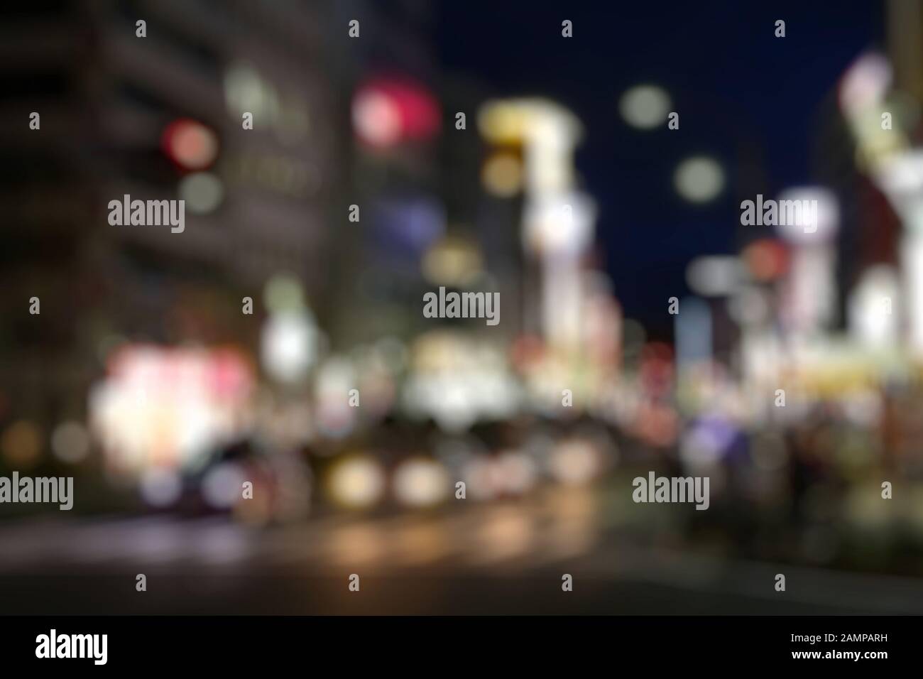 Nachtlichter in der Großstadt - verschwommenes Bokeh in Nagoya, Japan. Stockfoto