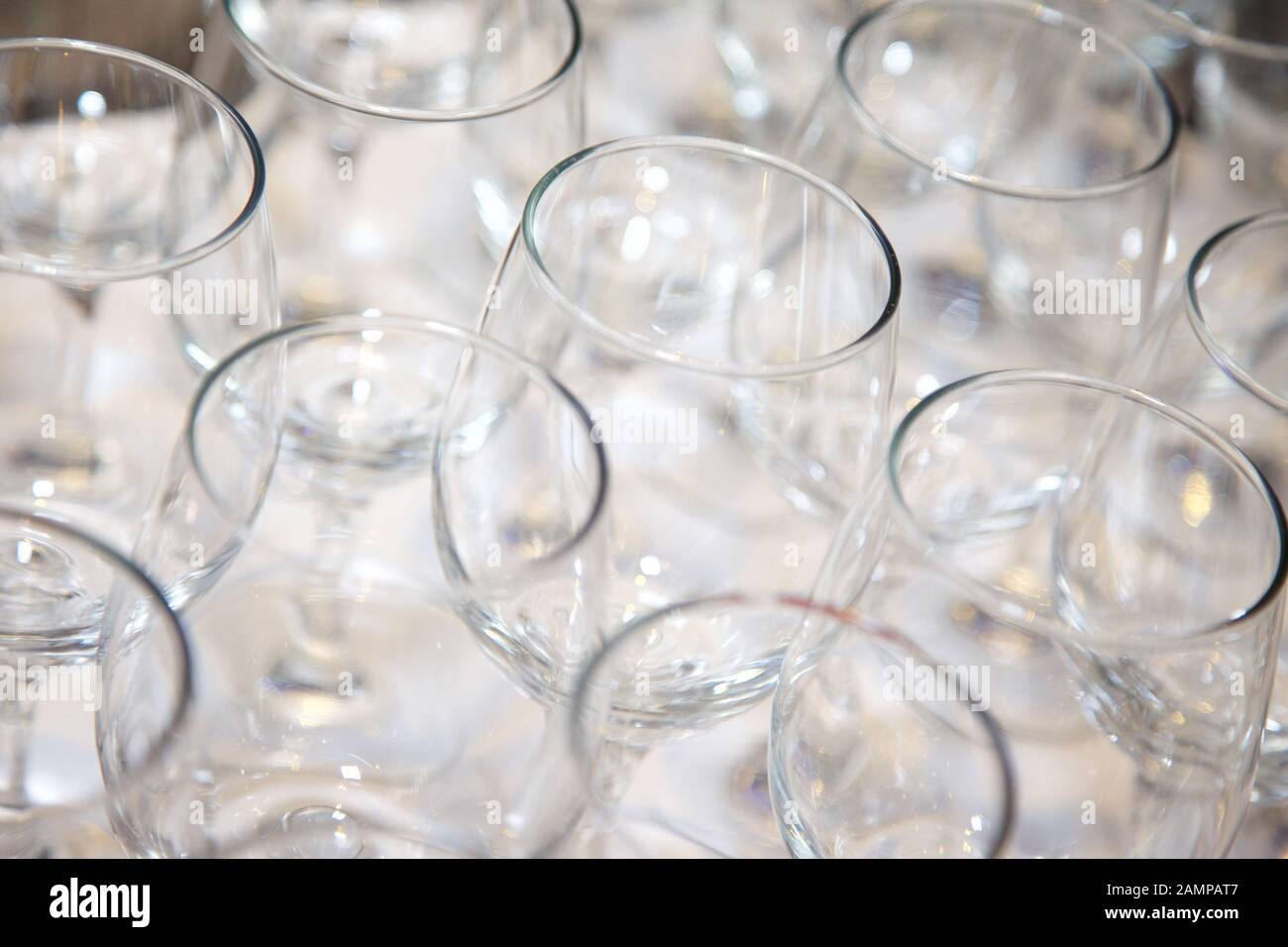 Sammlung von leeren Gläser auf eine Bar oder ein Restaurant Zähler angeordnet. Stockfoto