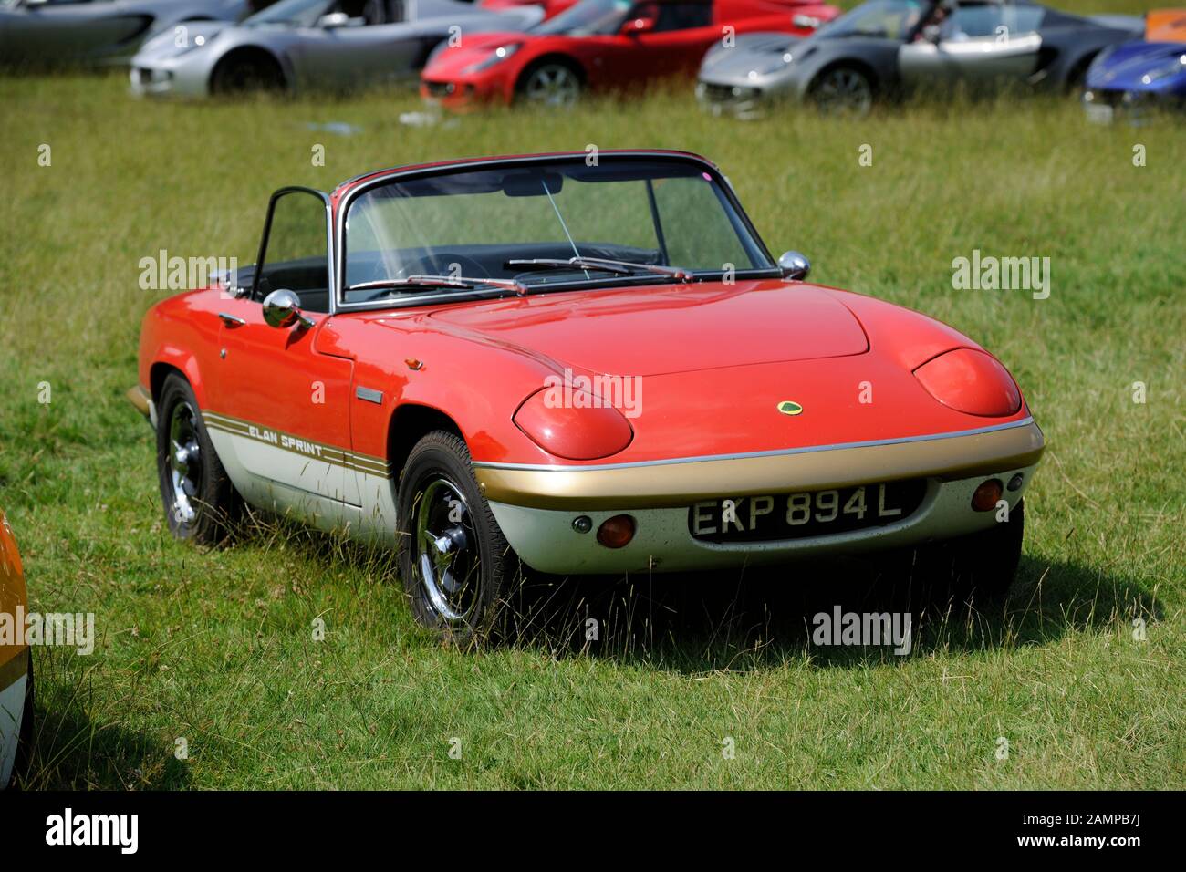 Lotus Elan parkte auf Gras an einem sonnigen Sommertag auf einer Oldtimer-Show in Derbyshire, mit viel Exige hinter sich Stockfoto