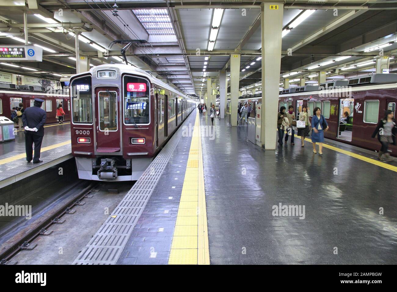 OSAKA, Japan 24 April 2012 Menschen den Zügen im Osaka Hankyu Umeda