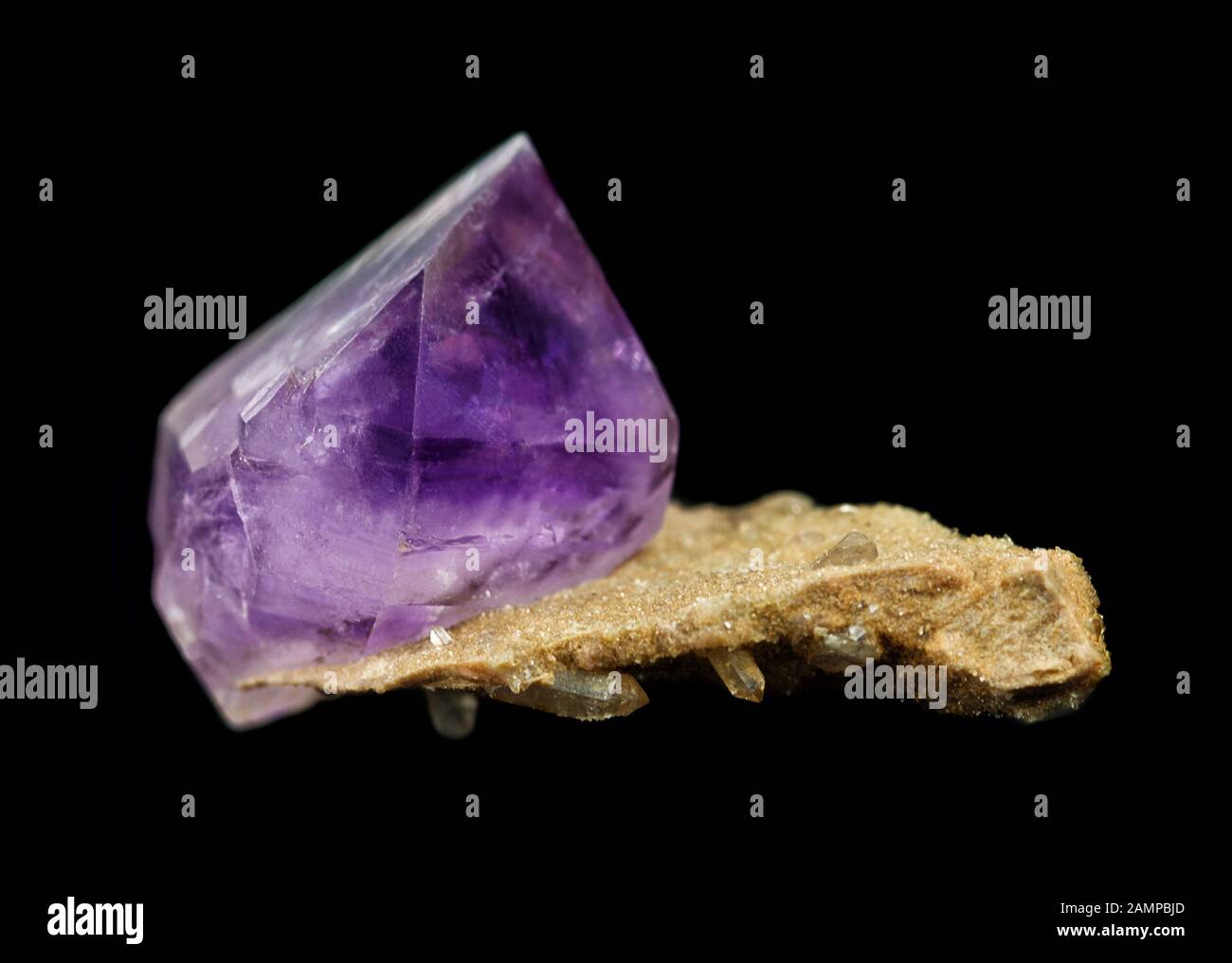 Amethyst Kristall aus Kasachstan isoliert auf schwarzem Hintergrund Stockfoto